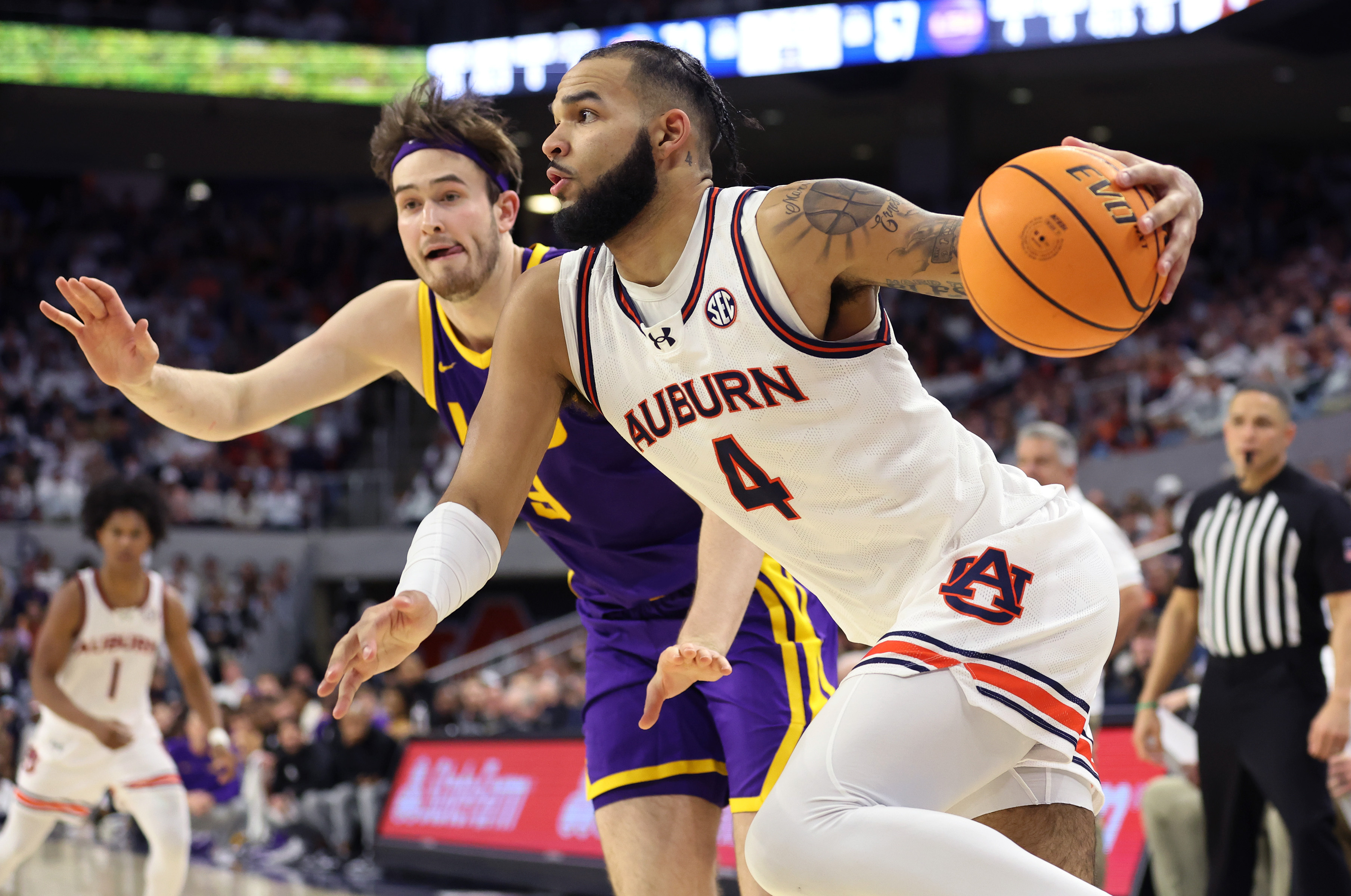 No. 16 Auburn defeats LSU for ninth straight win | Reuters