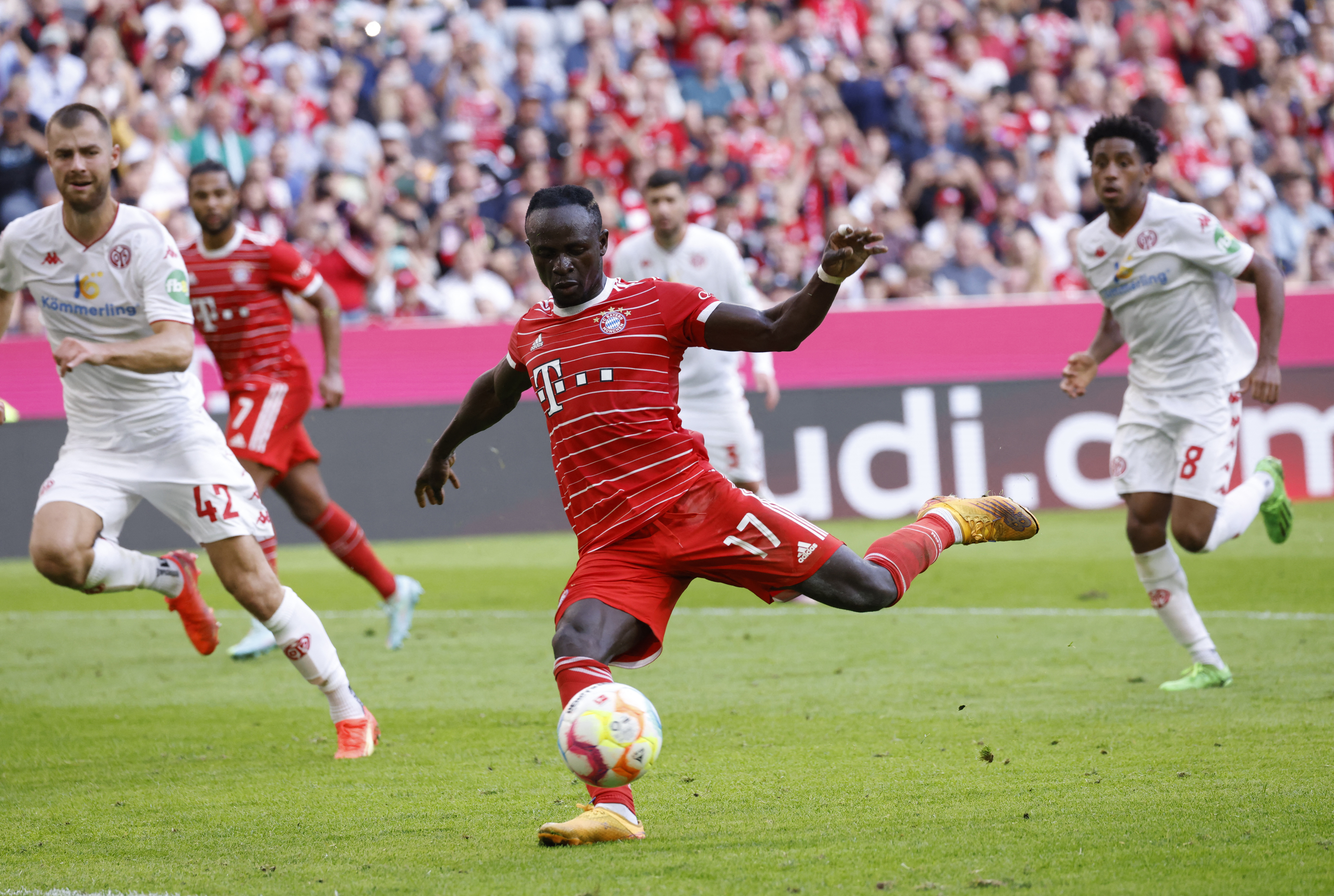 Bayern fire six goals past Mainz to take over top spot | Reuters