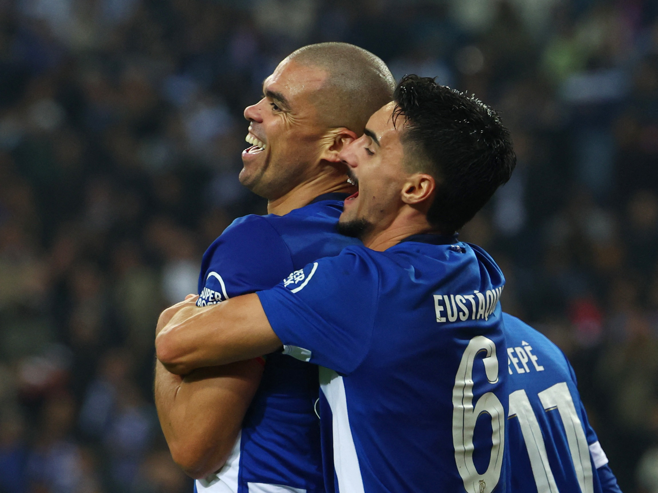 Porto win over 10-man Antwerp boosts Champions League hopes