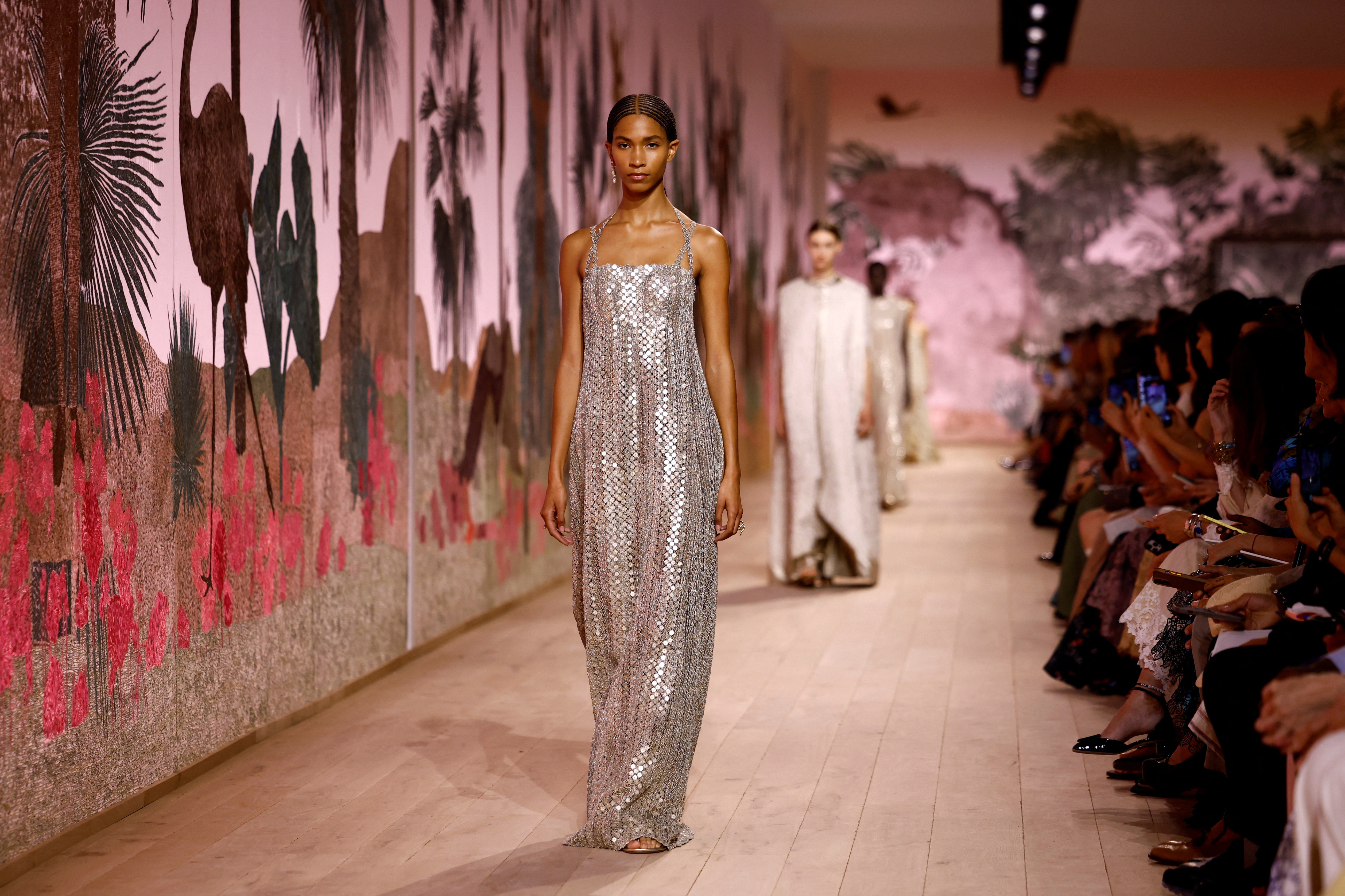 Christian Dior Haute Couture FallWinter 20222023 Dù trời giông bão nhưng  những đóa hồng vẫn chưa bao giờ gục ngã  StyleRepublikcom  Thời  Trang sáng tạo và kinh doanh