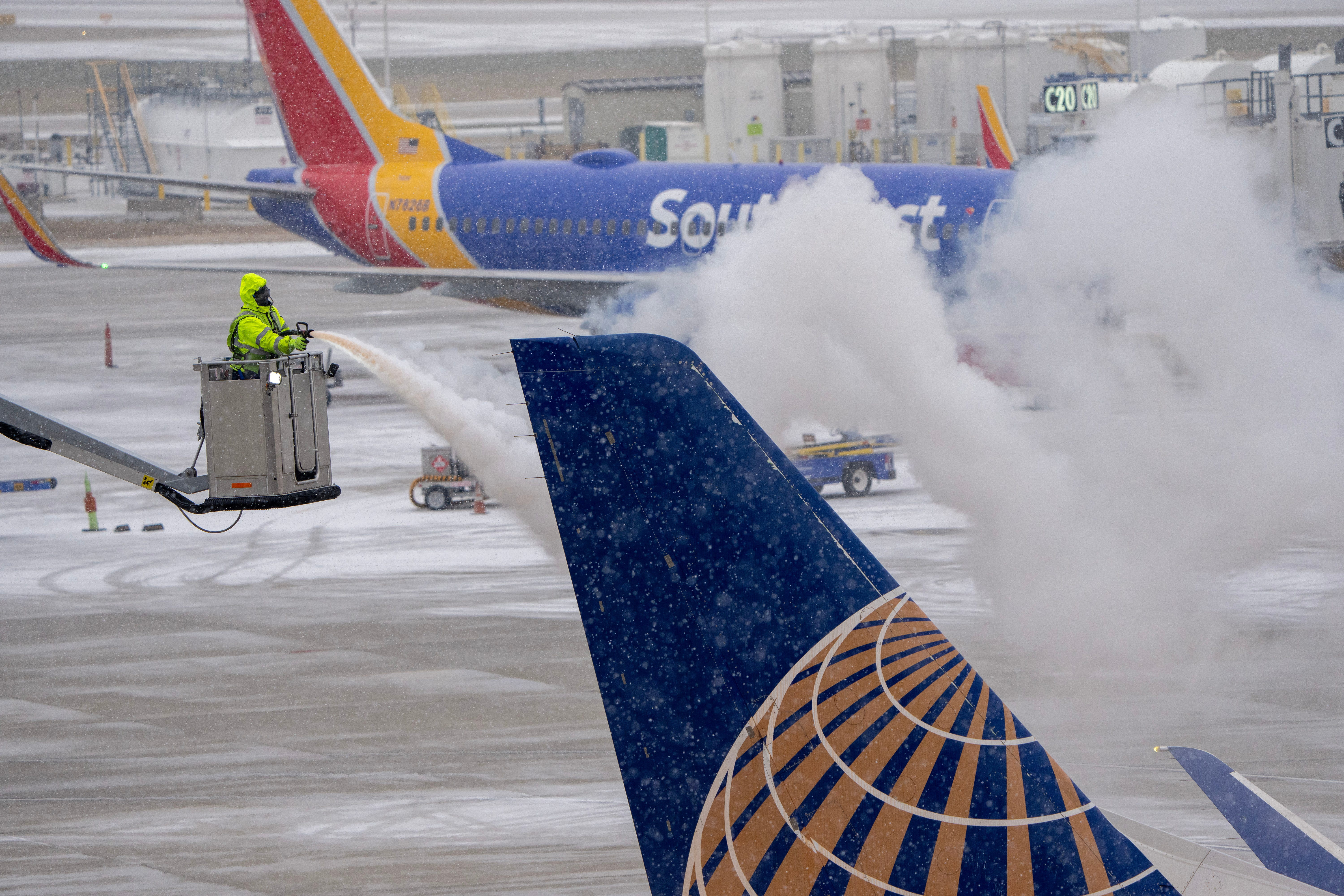Airlines scrap 4,400 U.S. flights as winter storm disrupts holiday travel