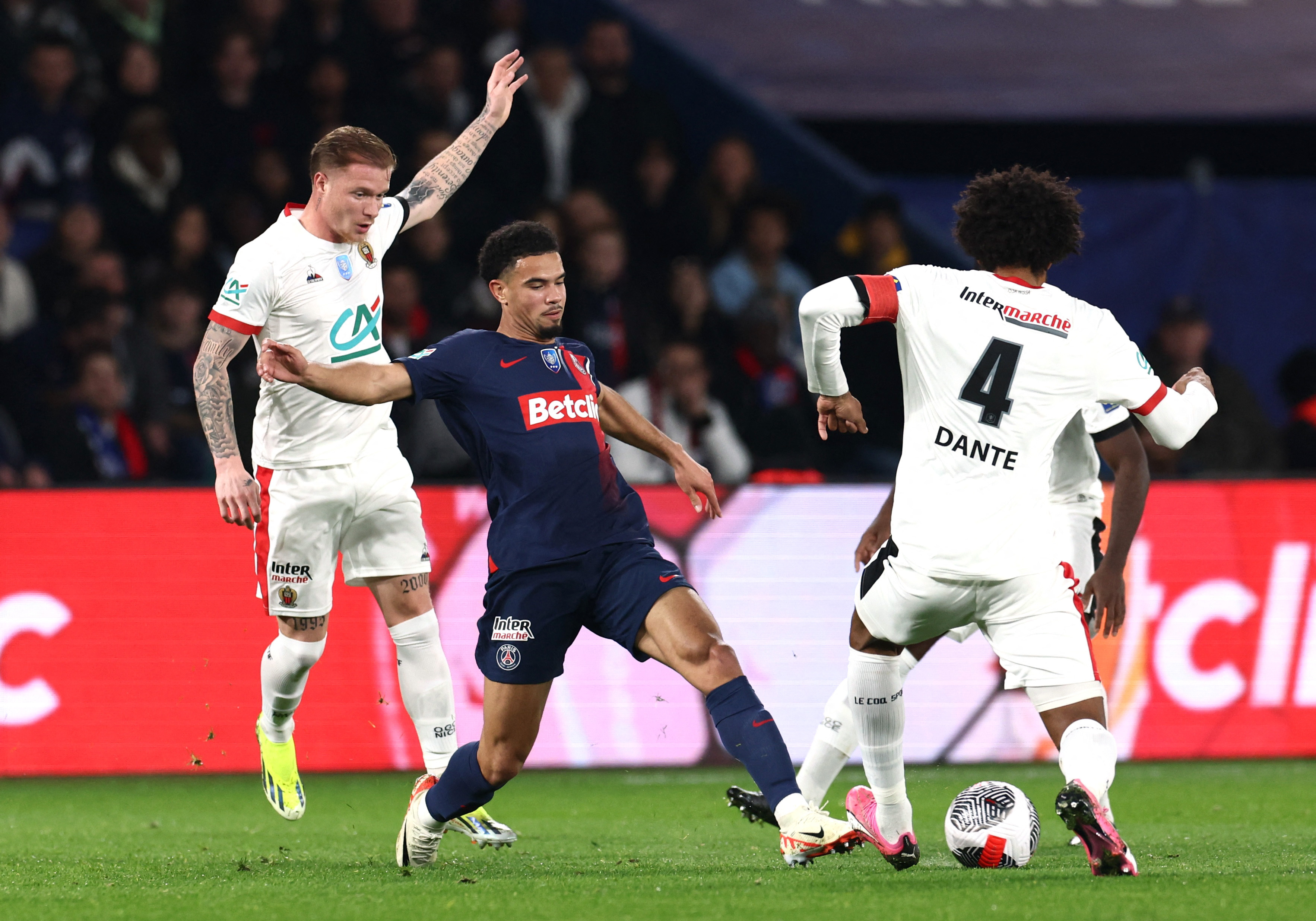 Photo : Guy Carlier (très amaigri) lors du match Paris Saint-Germain