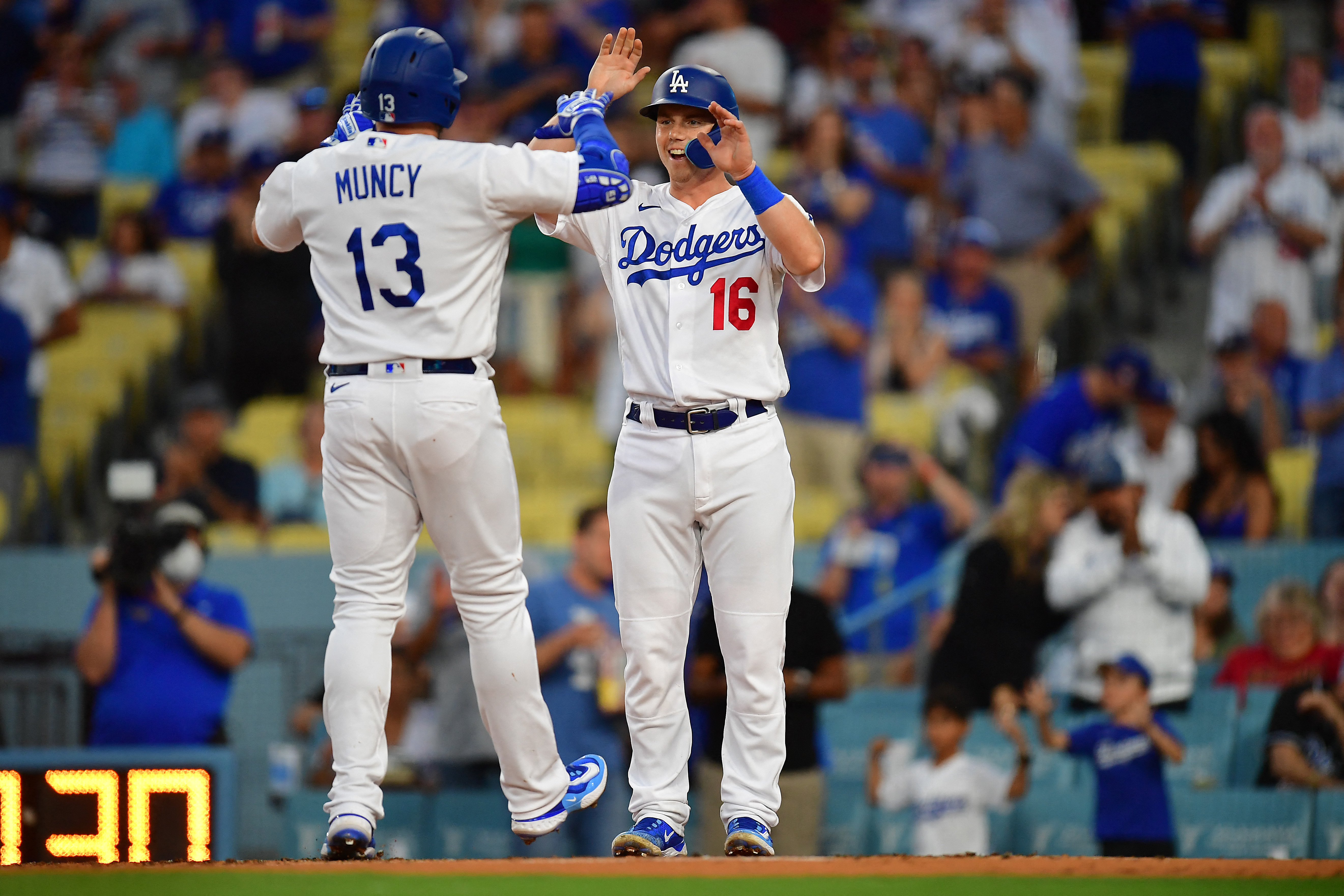 Dodgers lean on back-to-back HRs to rally past D-backs