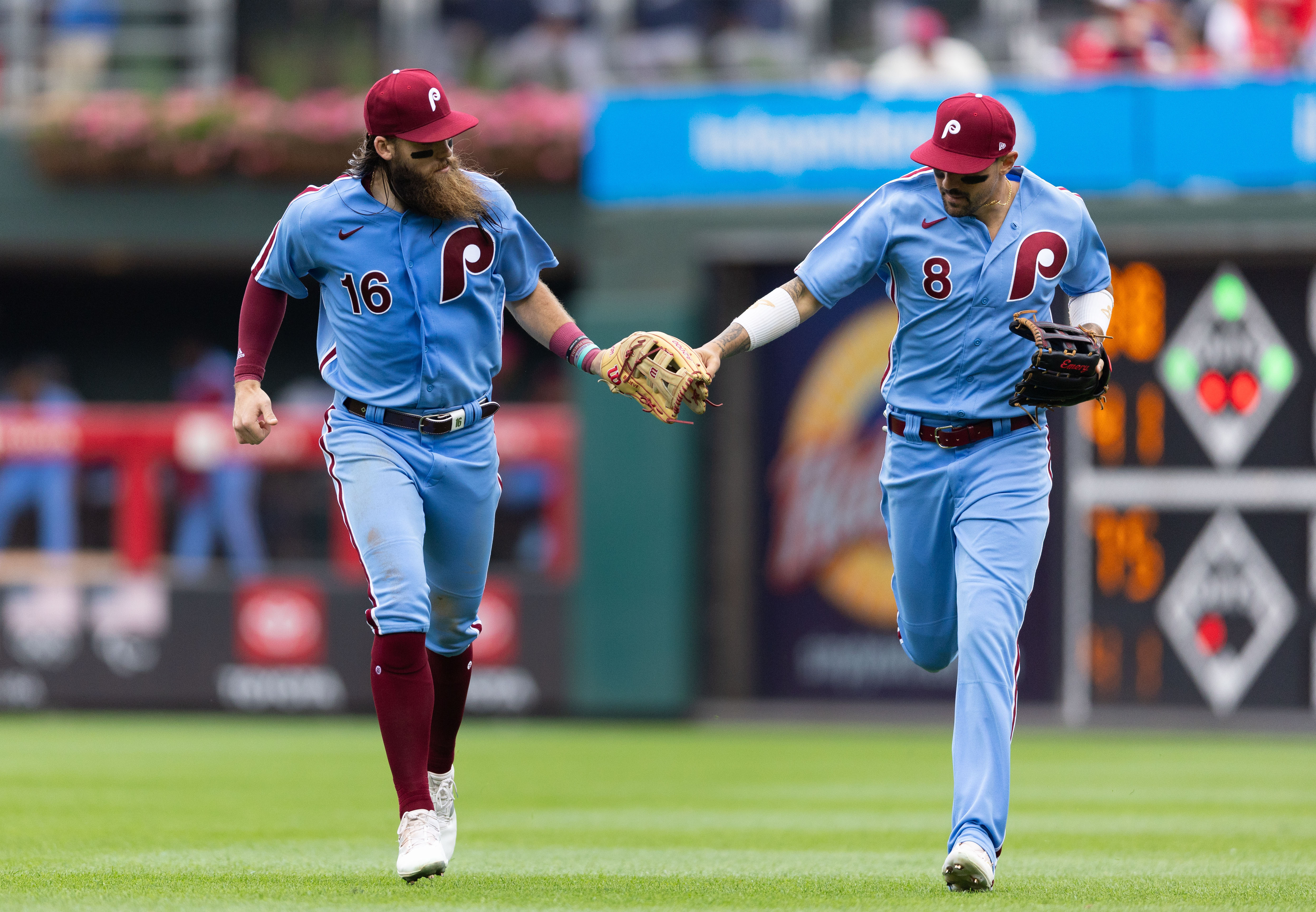 Braves erupt in 10th to get past Phillies 5-1