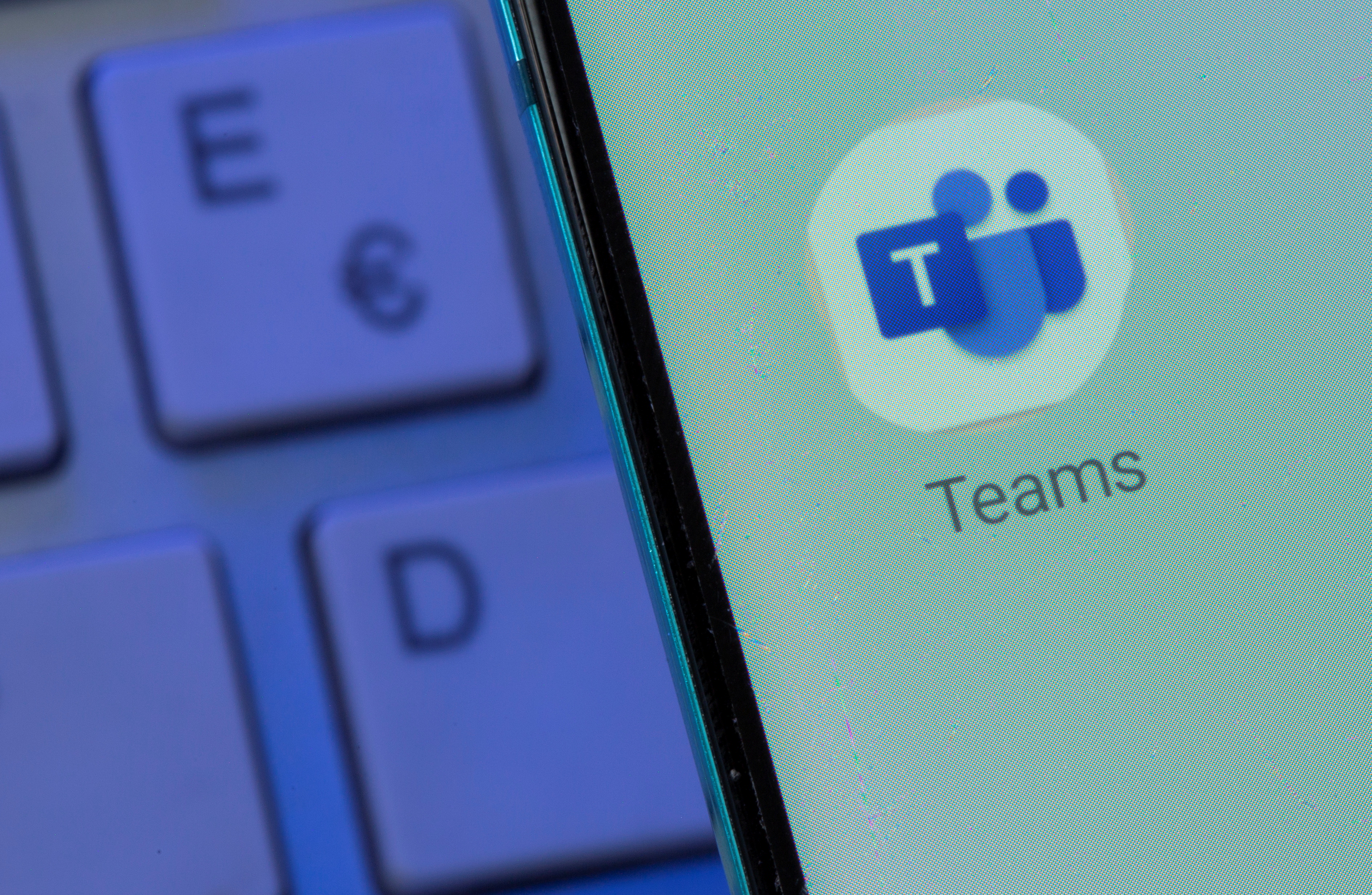 Questo screenshot mostra l'app Microsoft Teams su uno smartphone posizionato su una tastiera