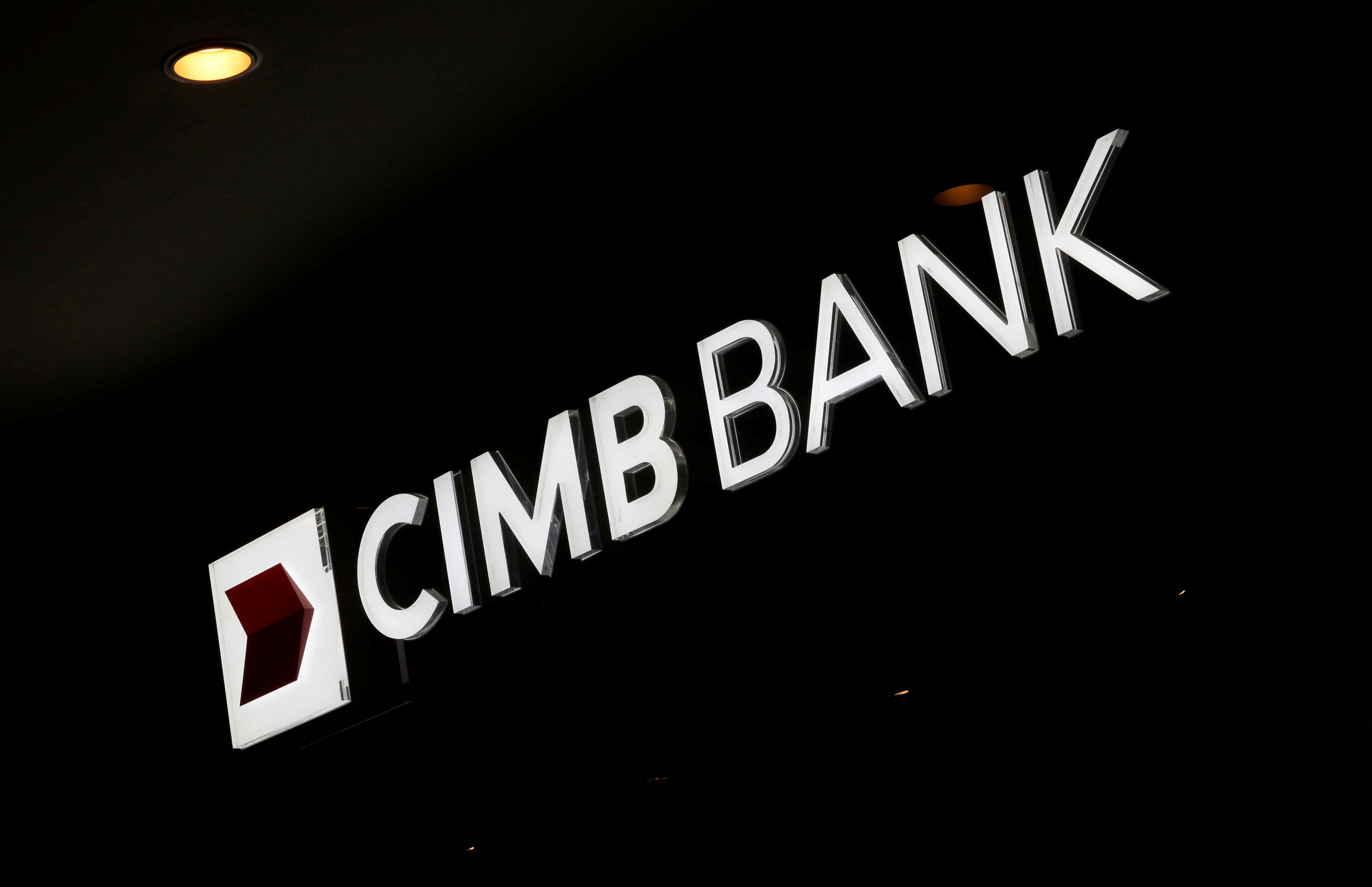 Logo CIMB Bank Malaysia dipajang di luar cabangnya di Kuala Lumpur