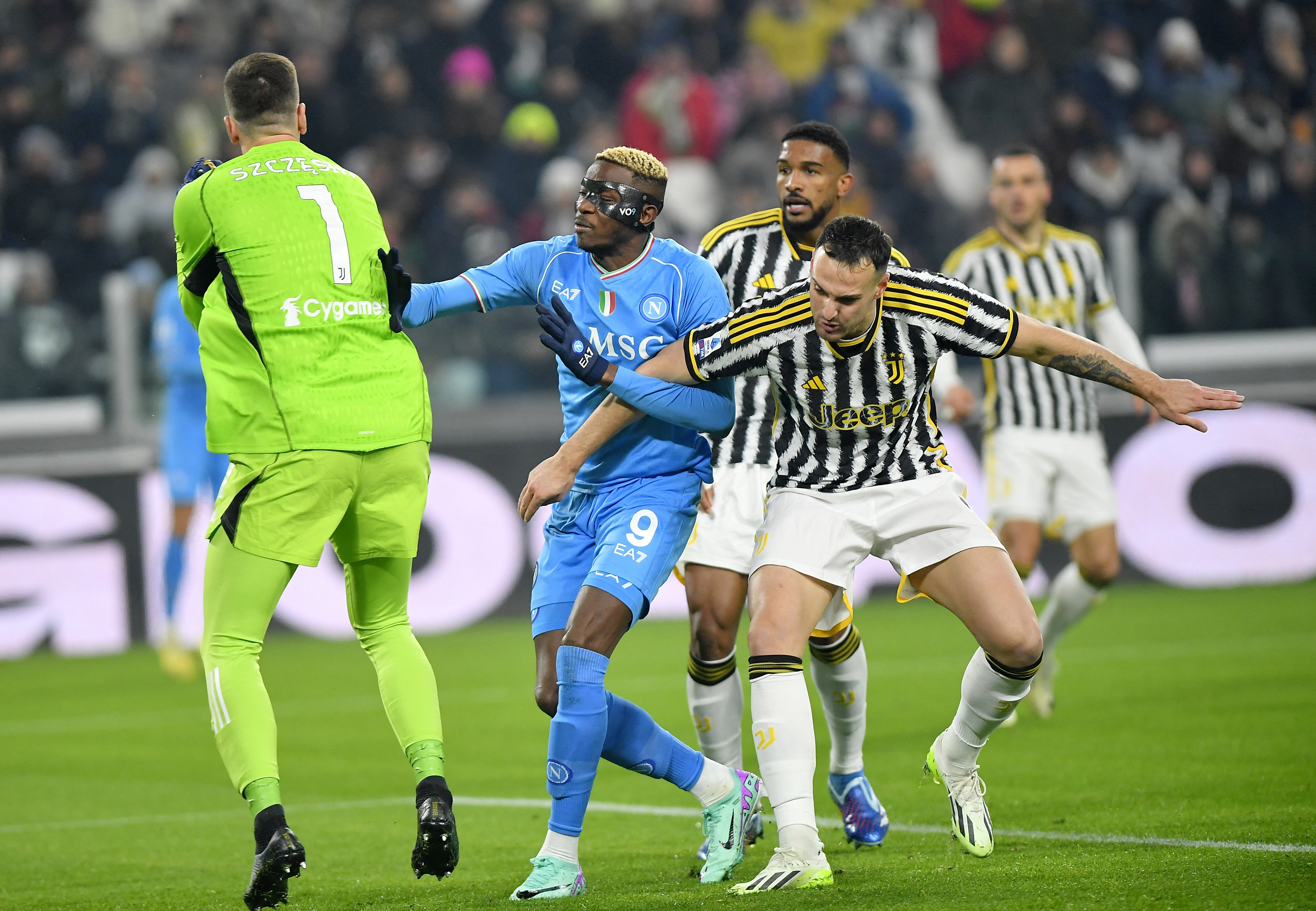 Juventus back on top after clinical win against wasteful Napoli