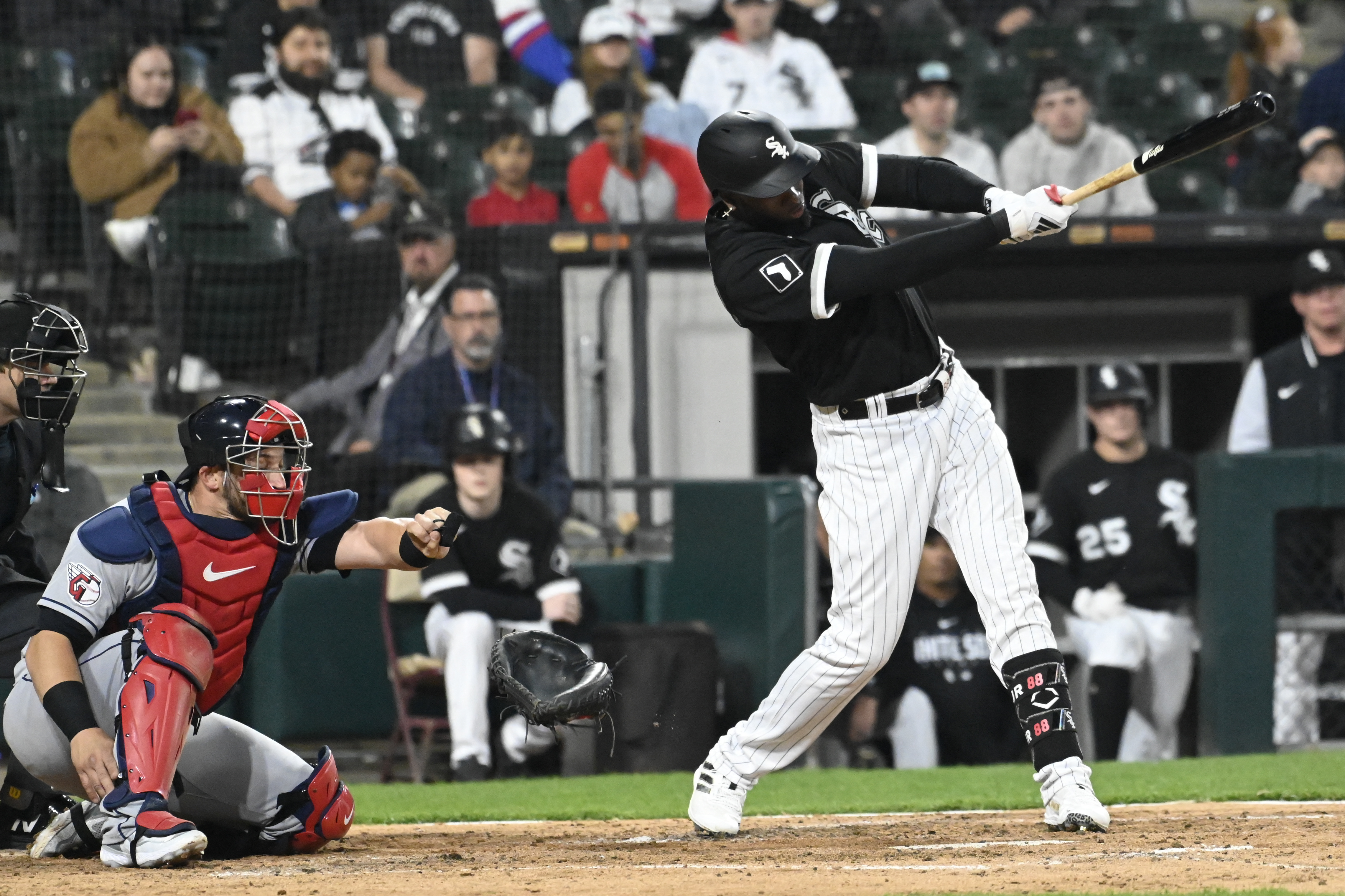 Robert homers for 4th straight game, White Sox beat Guardians 8-3