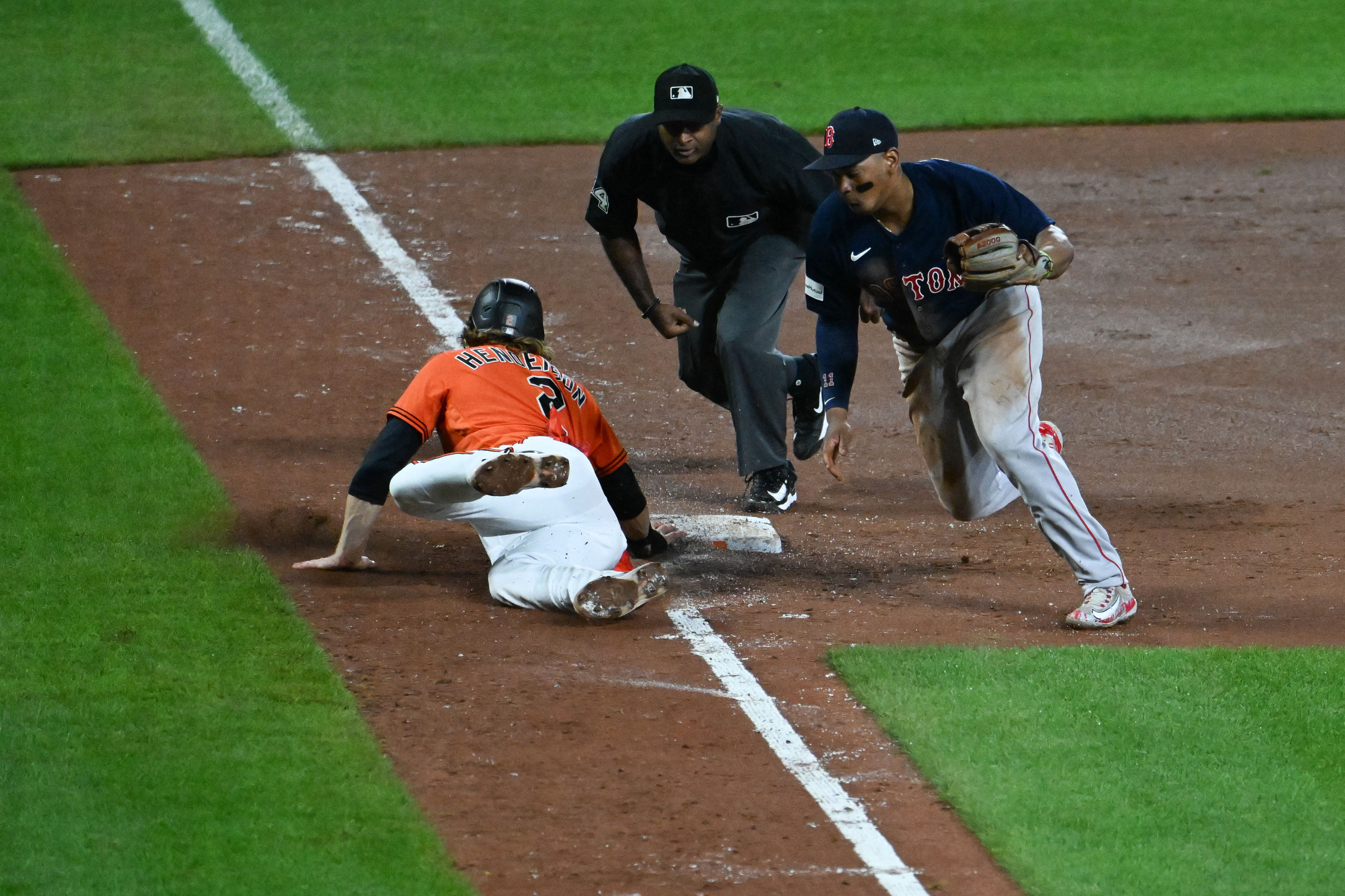 Valencia lifts Orioles over Red Sox, Davis hits 51st HR