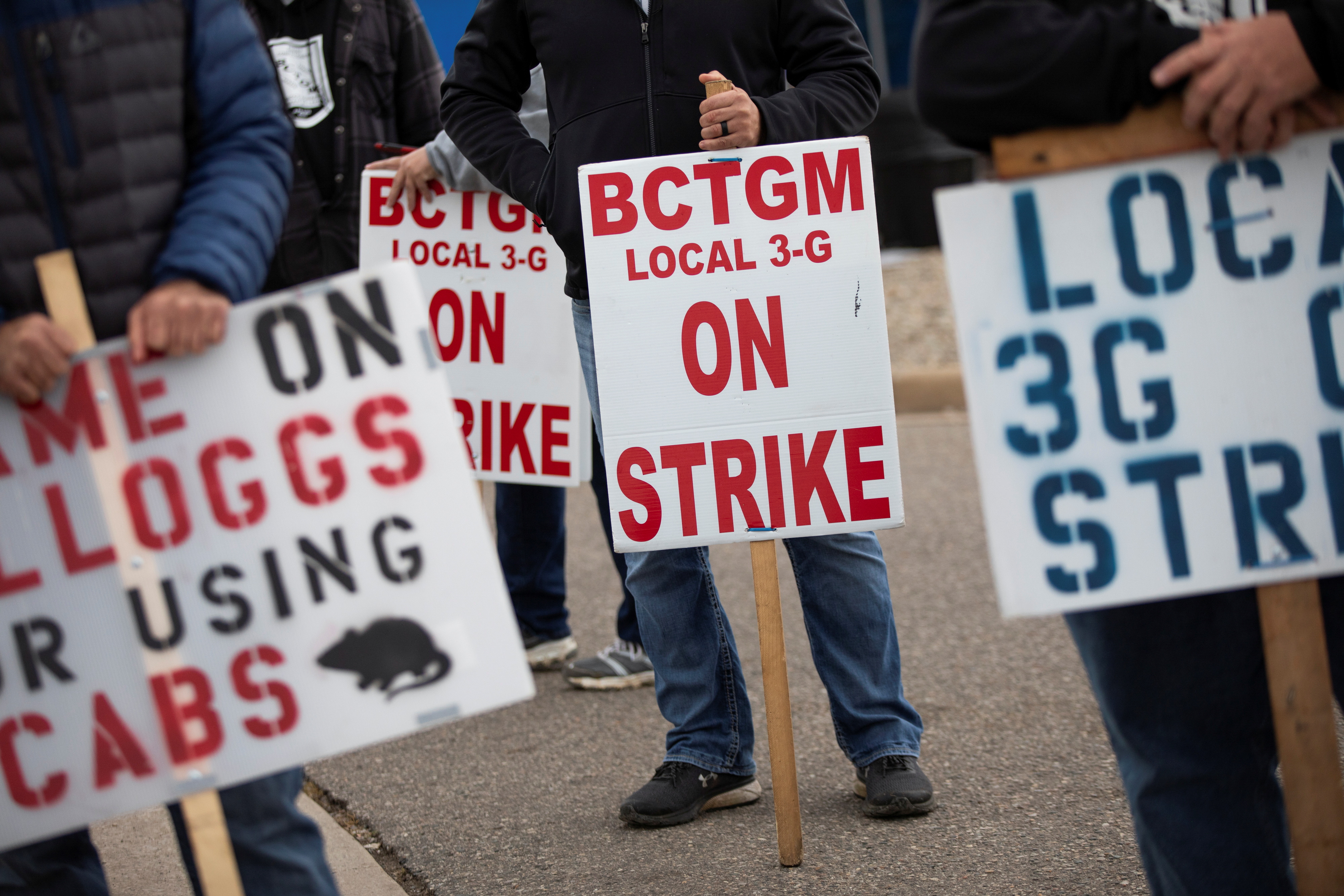 Union workers from Kellogg's gather with signs while they picket outside the cereal maker's headquarters as they remain on strike in Battle Creek, Michigan, U.S., October 21, 2021.  REUTERS/Emily Elconin