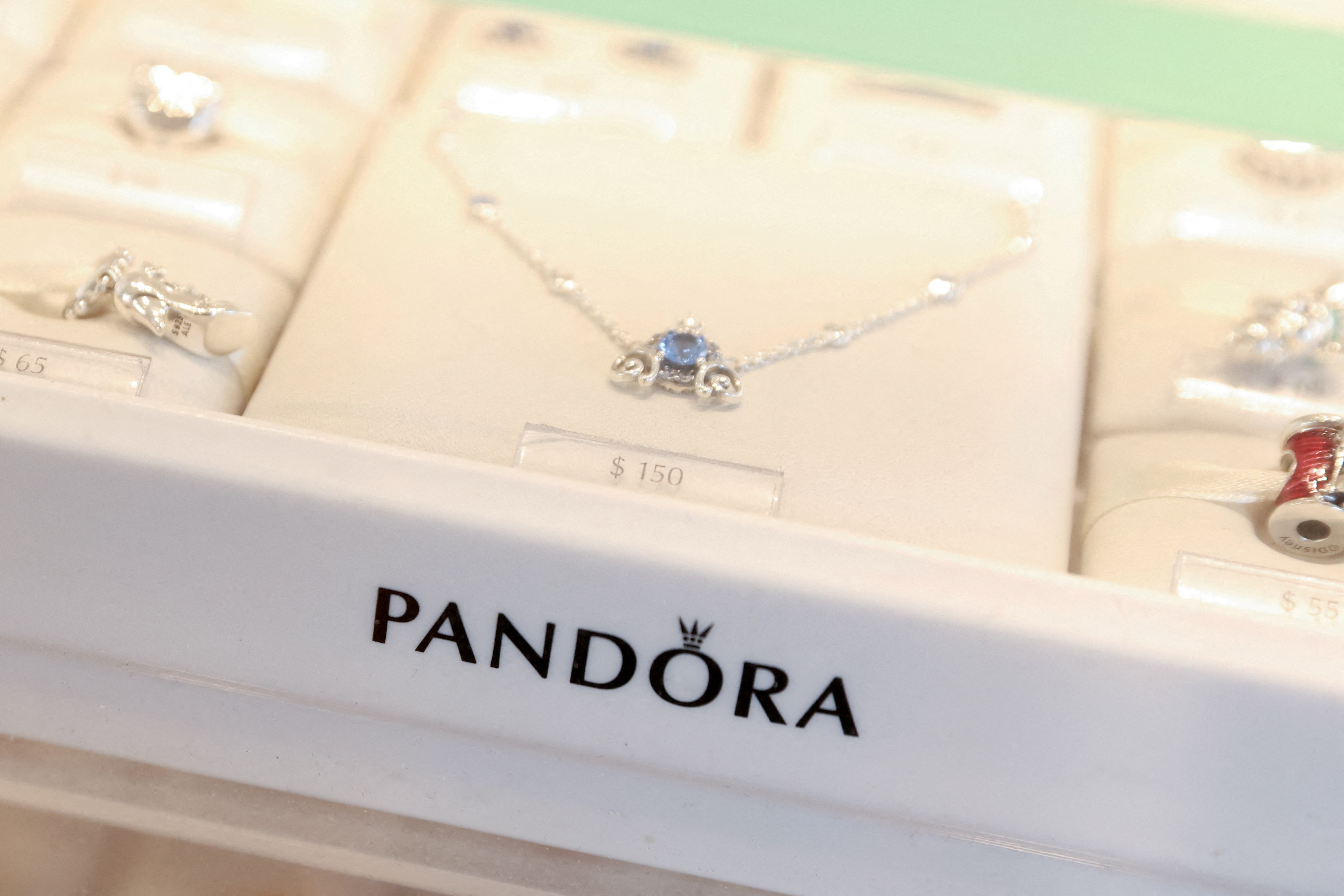 Europa maling samtidig Jewellery maker Pandora to expand lab-made diamond range | Reuters