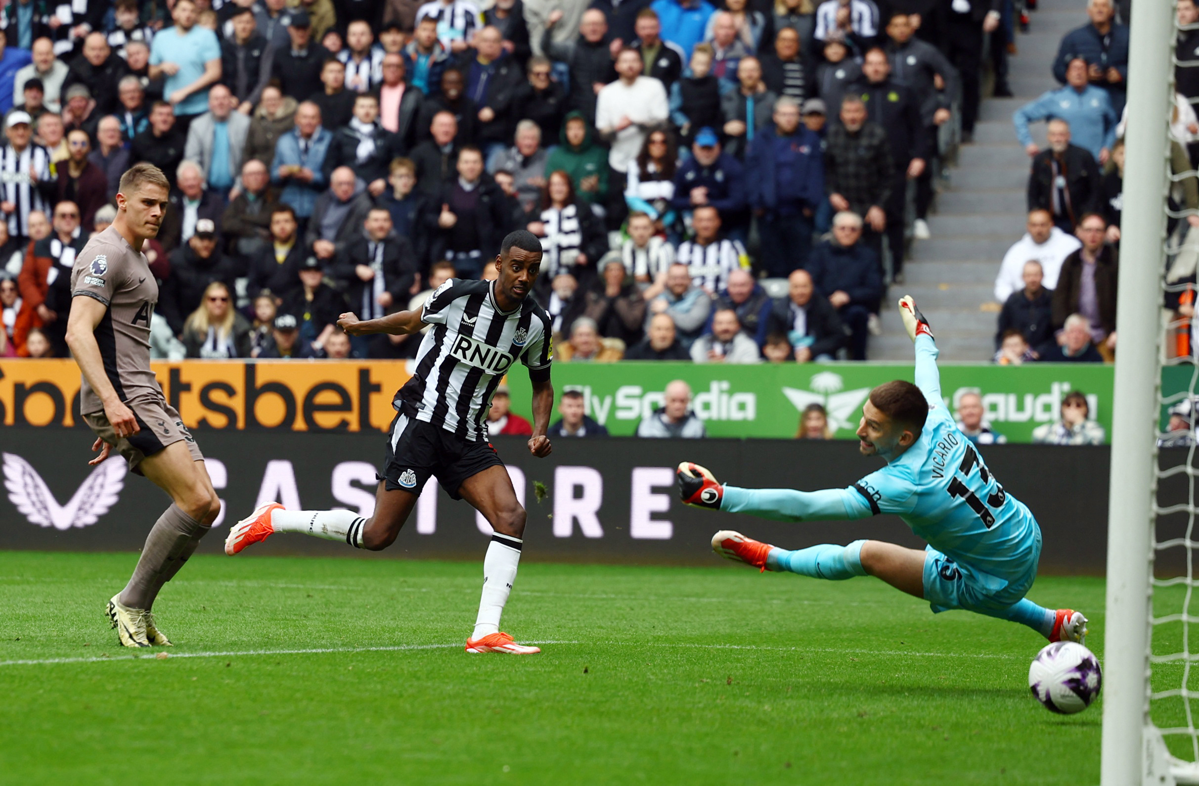 Isak brace leads Newcastle to crucial 4-0 win over Spurs | Reuters