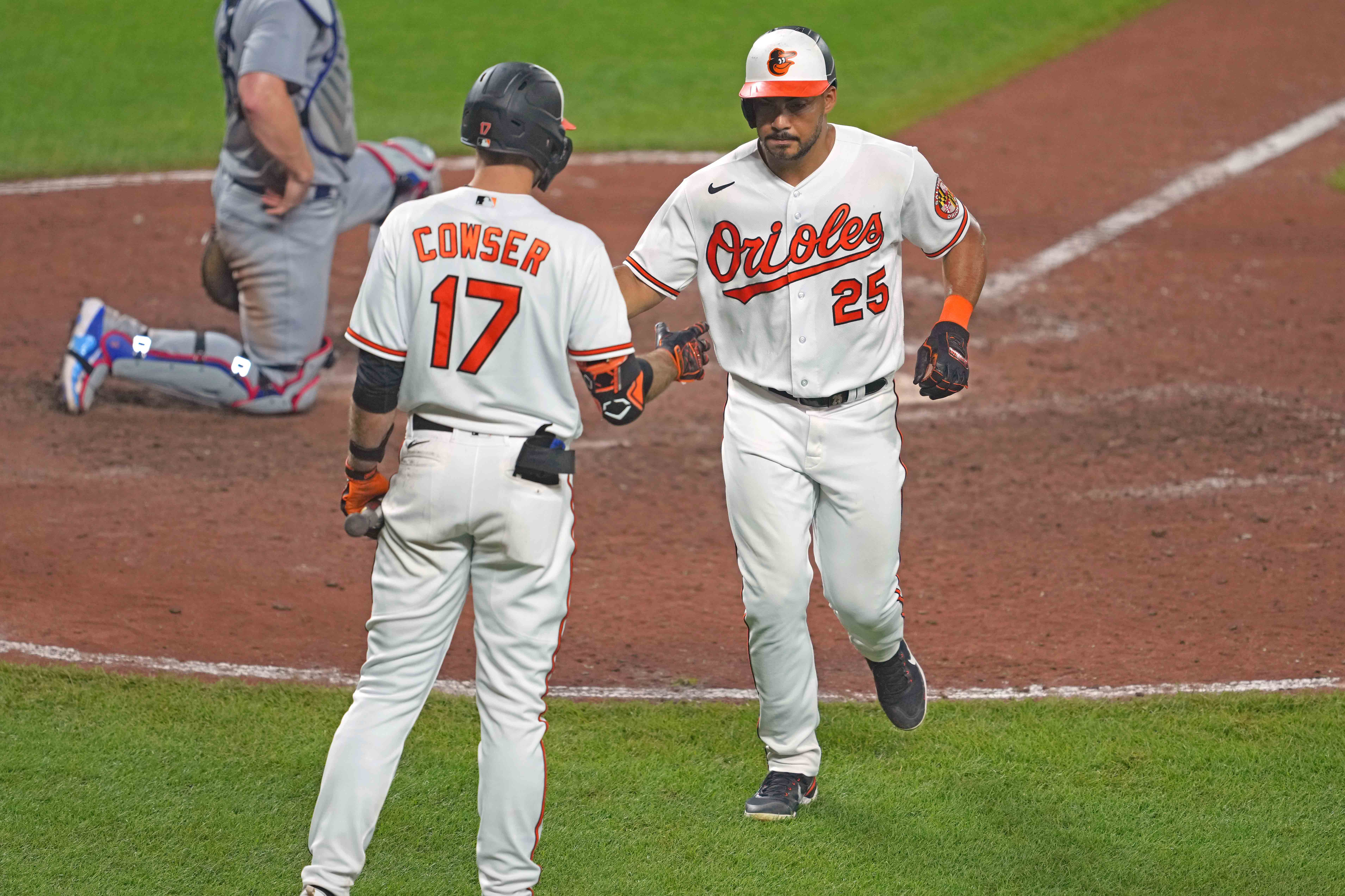 Jason Heyward hits a 3-run homer as the Dodgers rout the Orioles