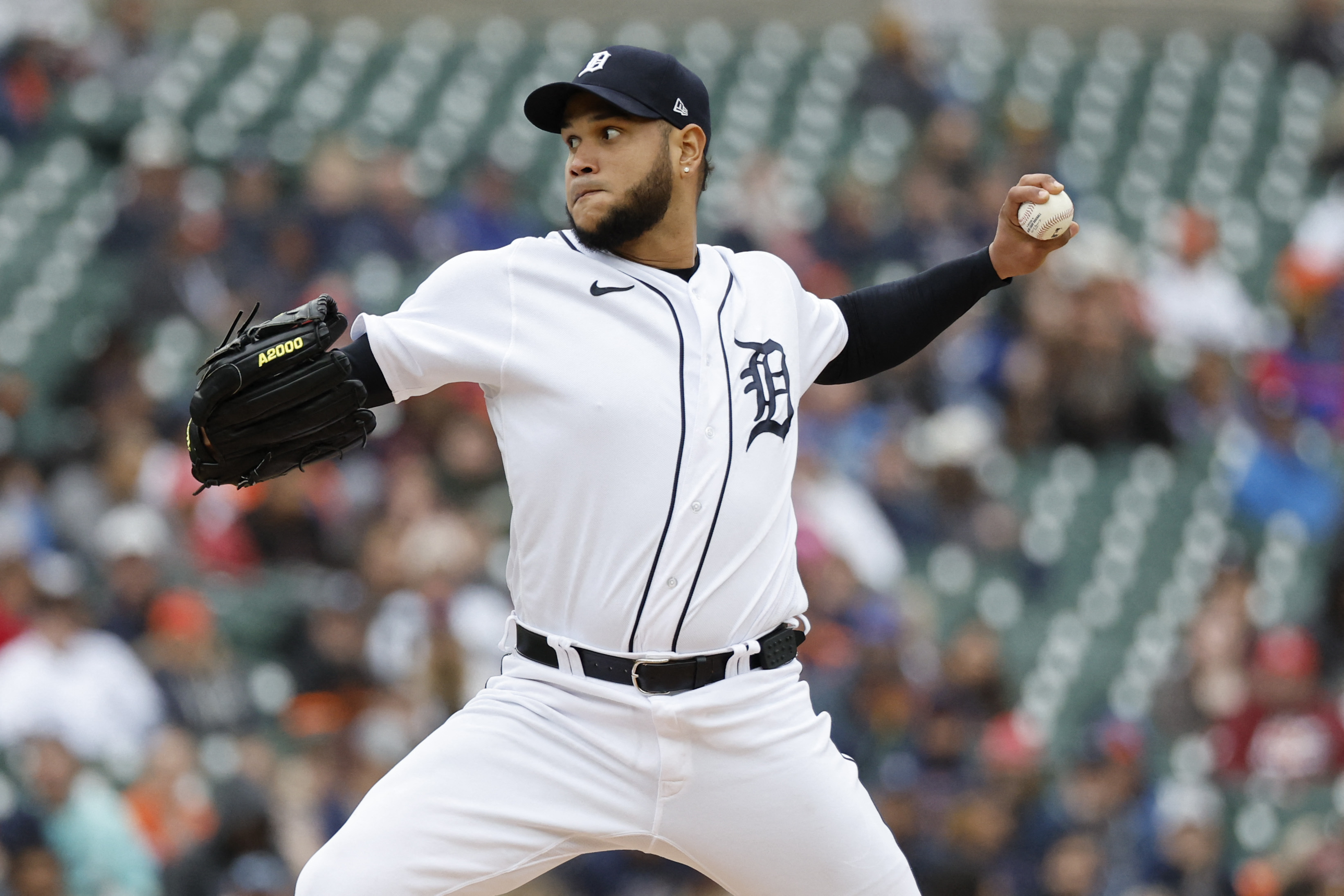 Rodriguez gets 1st MLB win, Orioles split DH with Tigers