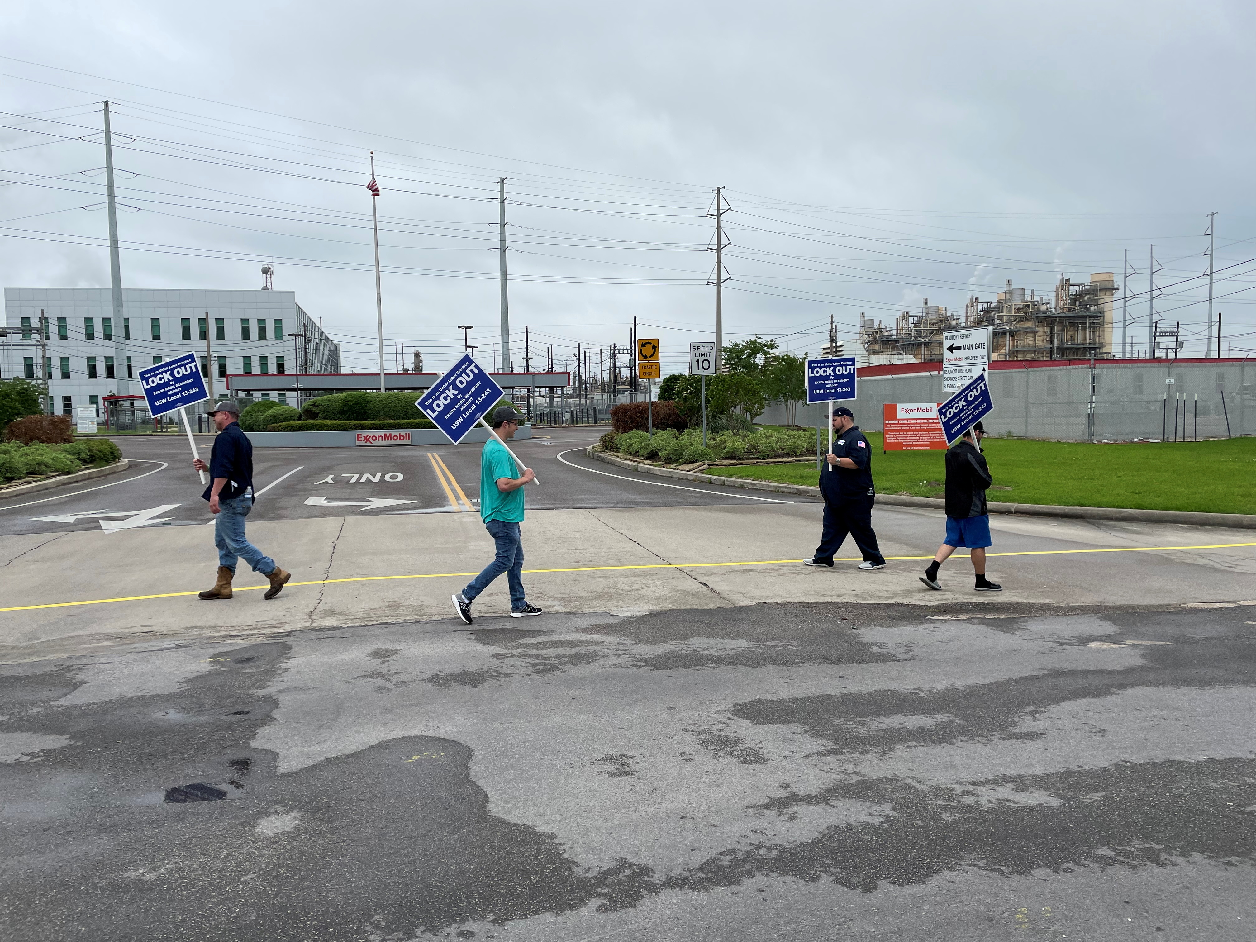 United Steelworkers union members picket outside the Exxon Mobil Beaumont, after being locked out of the plant by the company, in Beaumont, Texas, May 1, 2021.  REUTERS/Erwin Seba