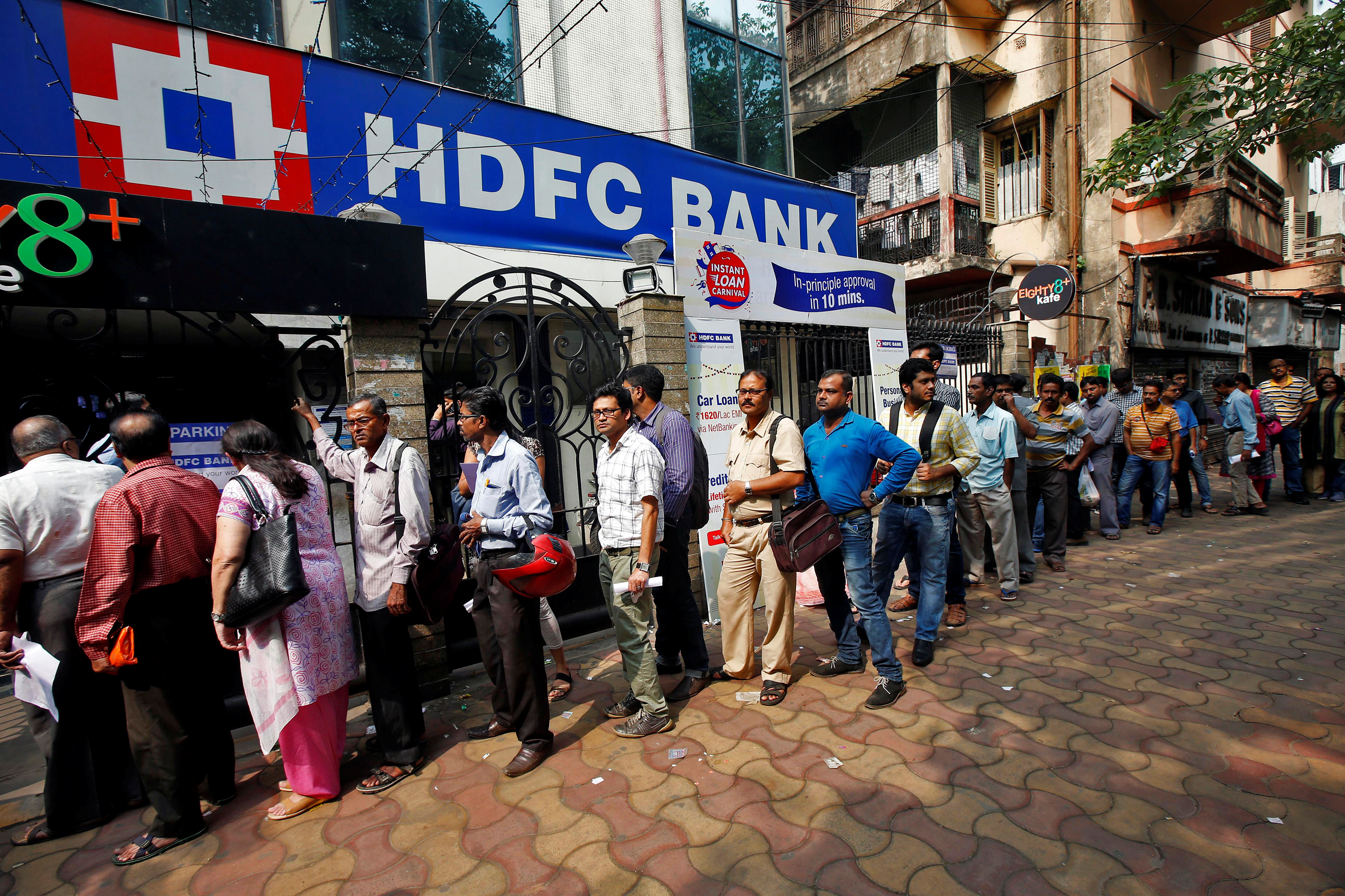 Mensen wachten om de HDFC-bank in Kolkata . binnen te gaan