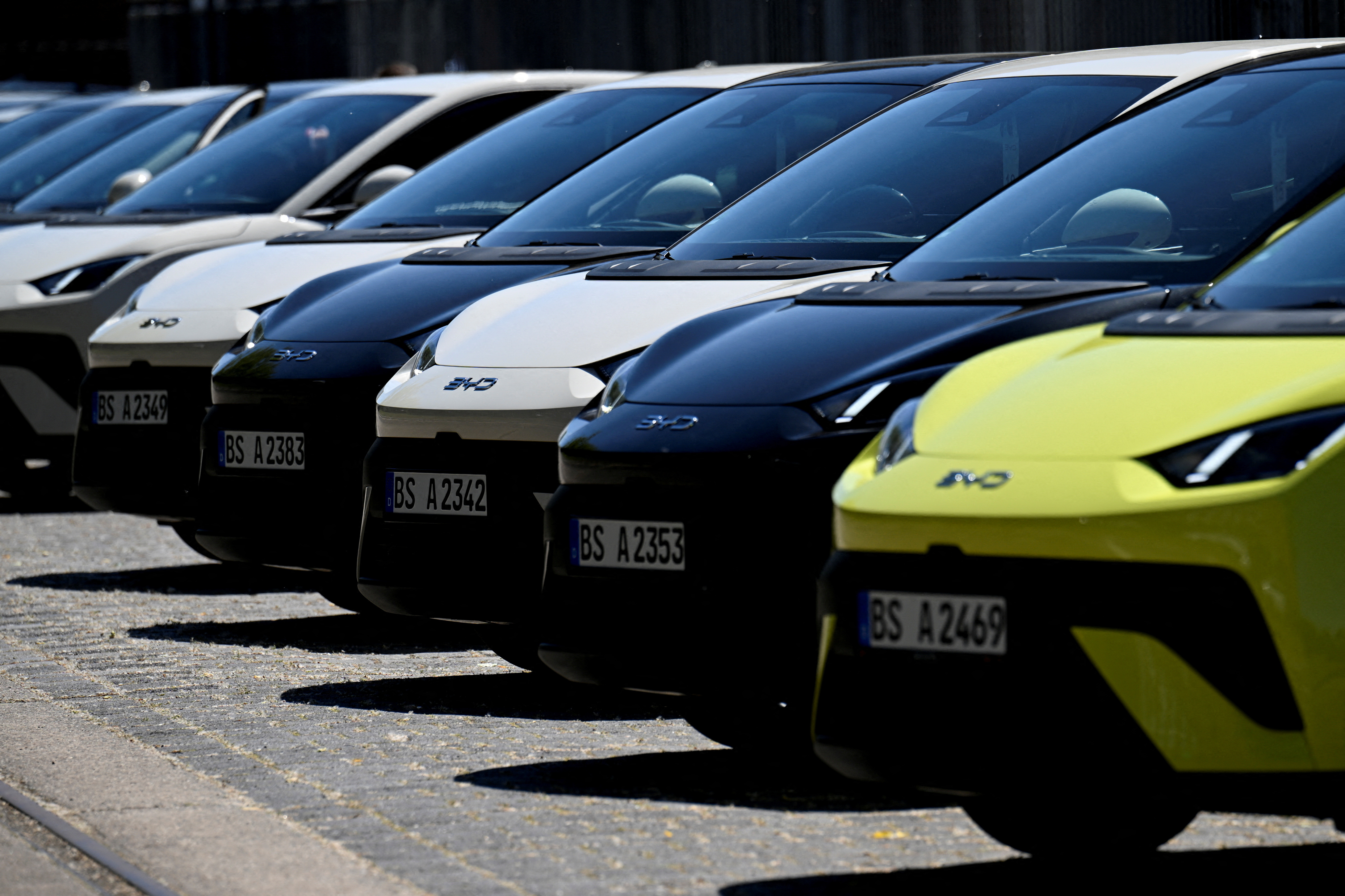 BYD يفوز Tesla في Sale EV الأوروبية على الرغم من التعريفات العليا: تقرير