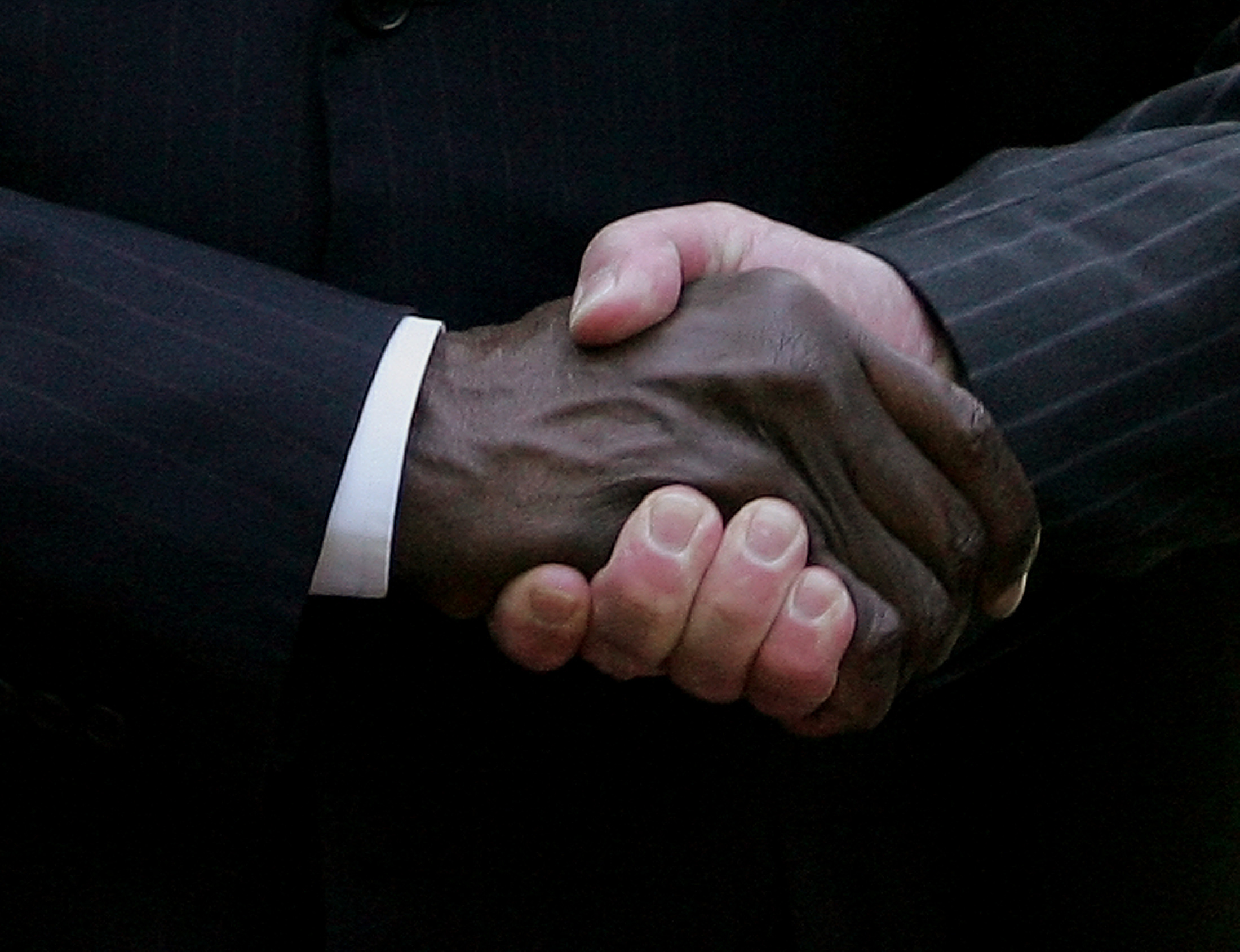 Swiss President Schmid and U.N. Secretary-General Annan shake hands in Kehrsatz near Berne