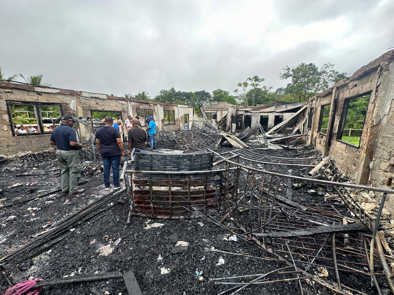 Niños mueren en incendio de albergue escolar en Guyana