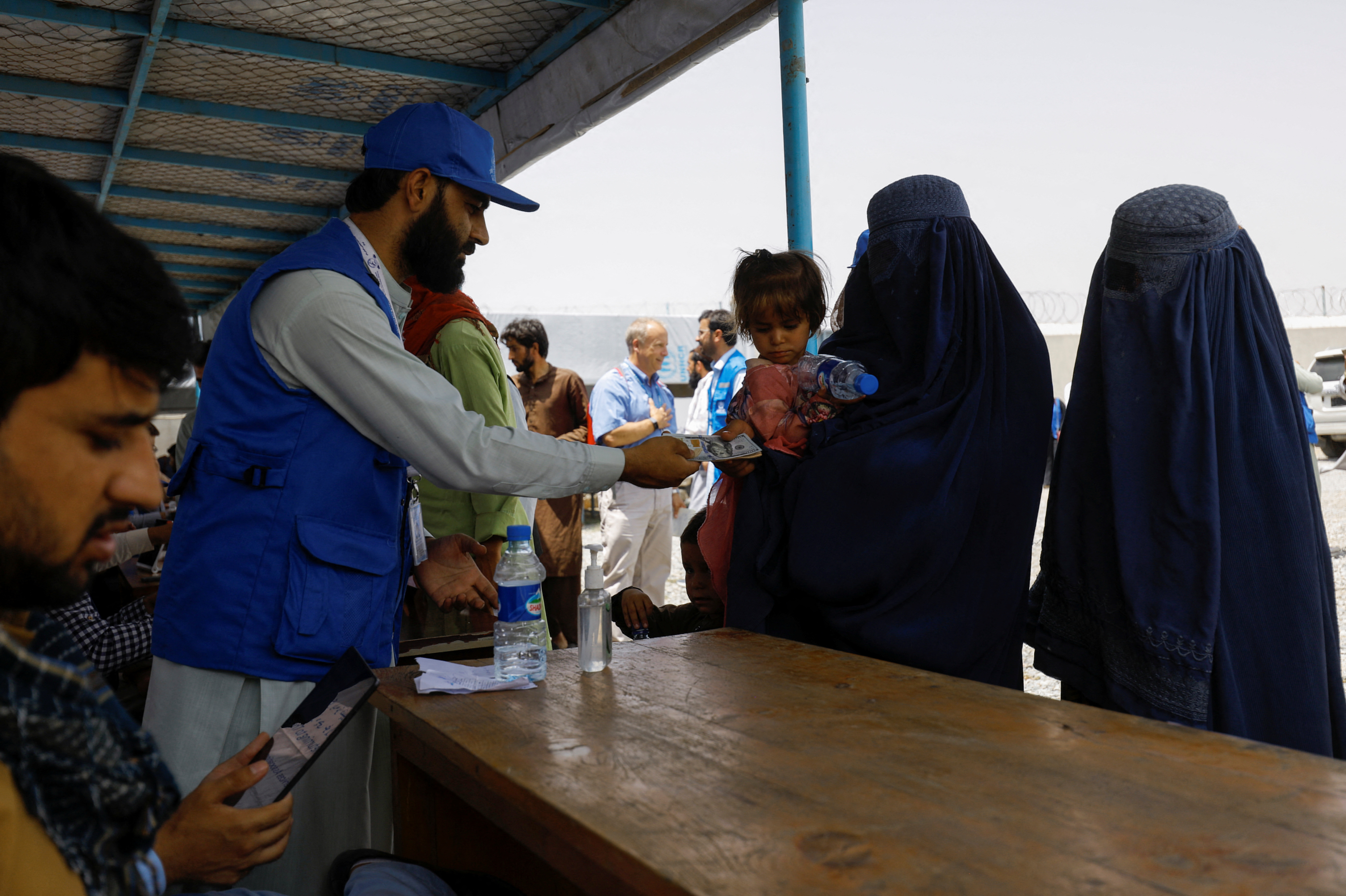 Cash aid for displaced people in Kabul