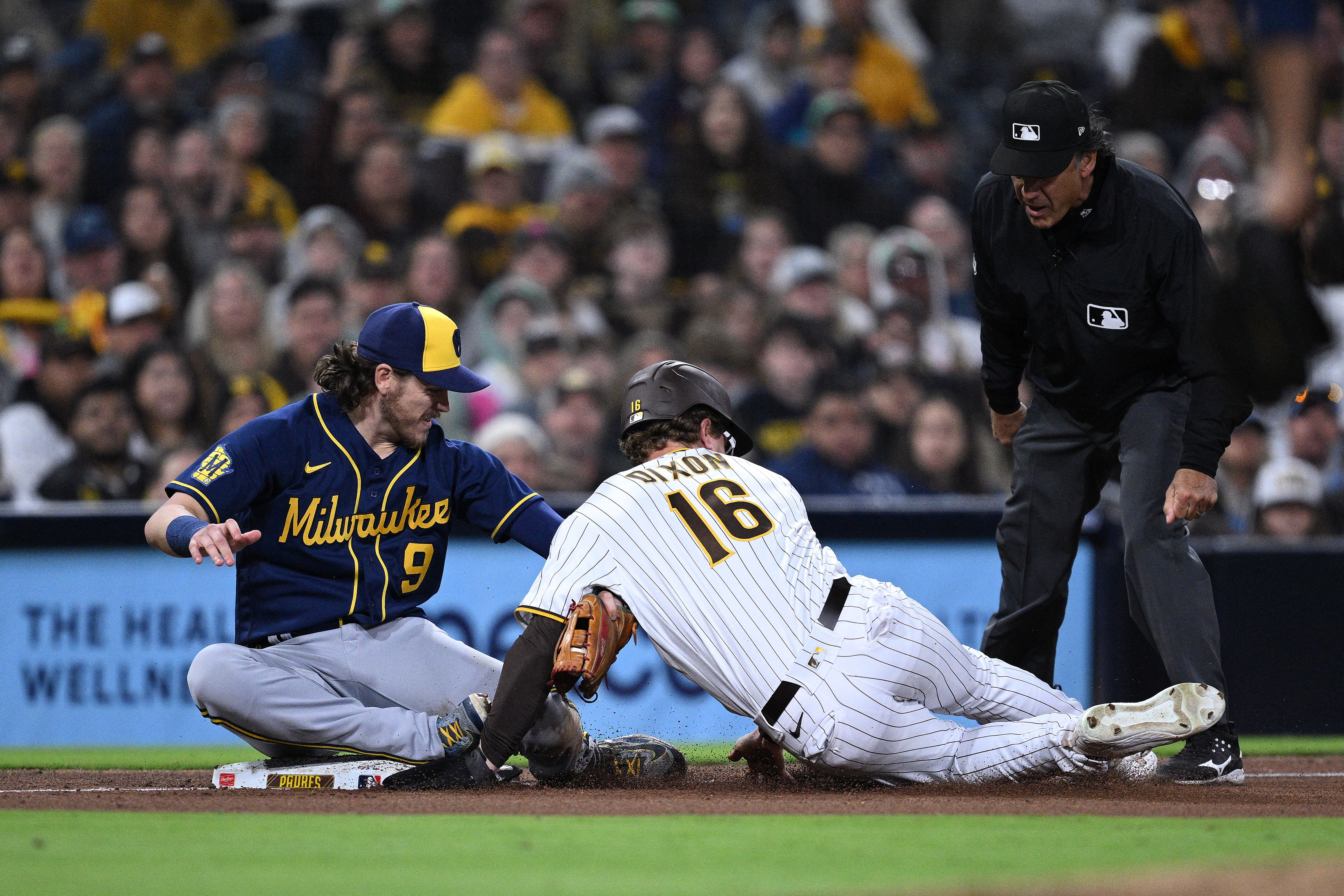 Rowdy Tellez lifts Brewers over Padres in series opener