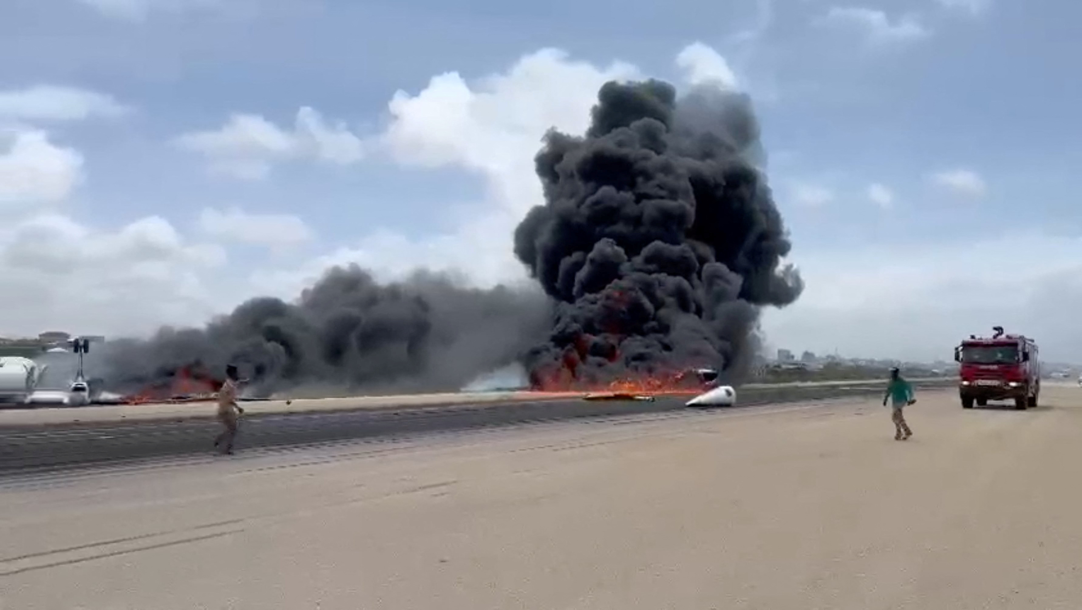 Fum curge dintr-un avion care s-a răsturnat după o aterizare accidentală, în Mogadiscio