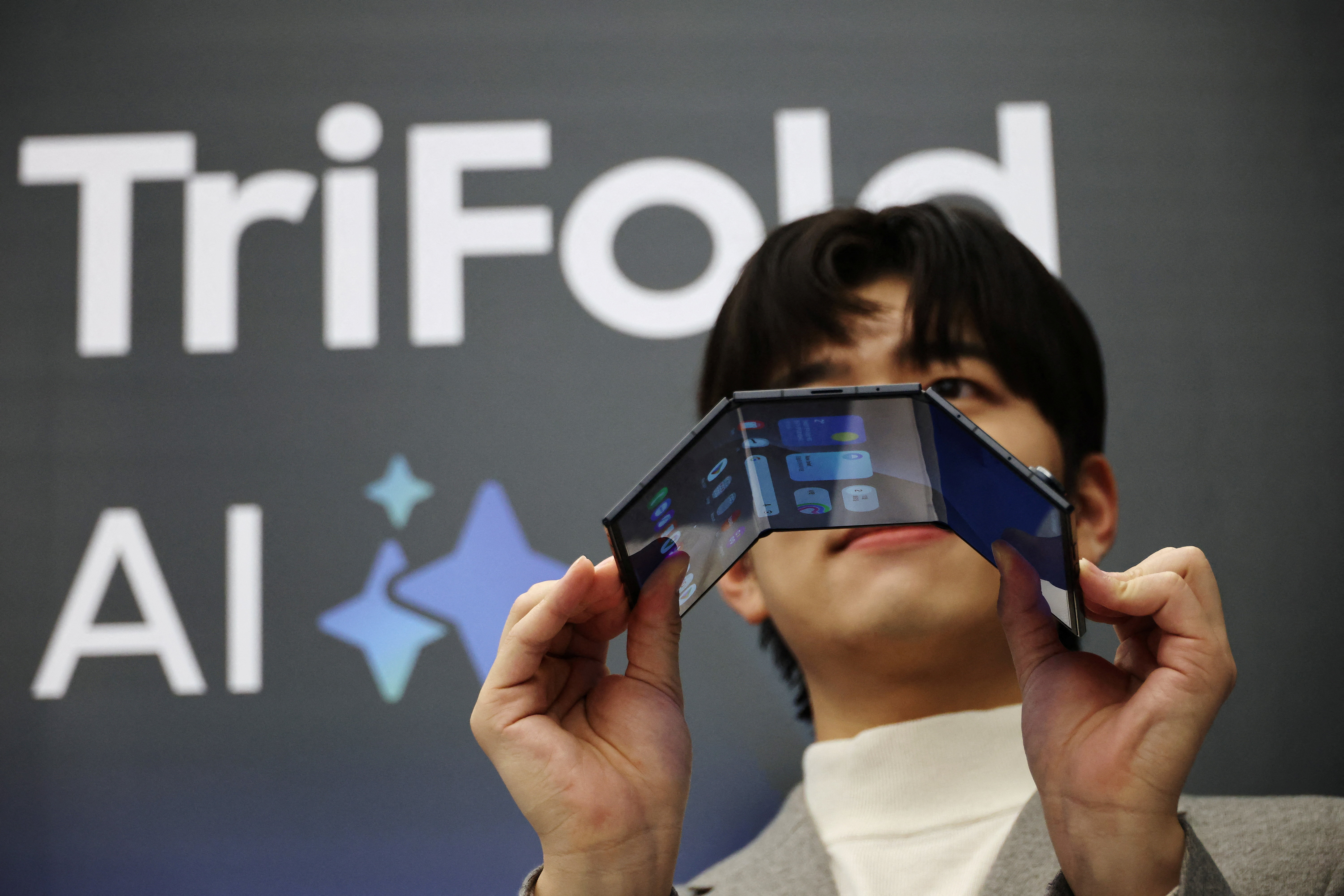 クルセイド　トライアングルギャラクシー　ボックス　未開封 サムスン、初の三つ折りスマホ 2440ドルで12日に韓国発売 | ロイター