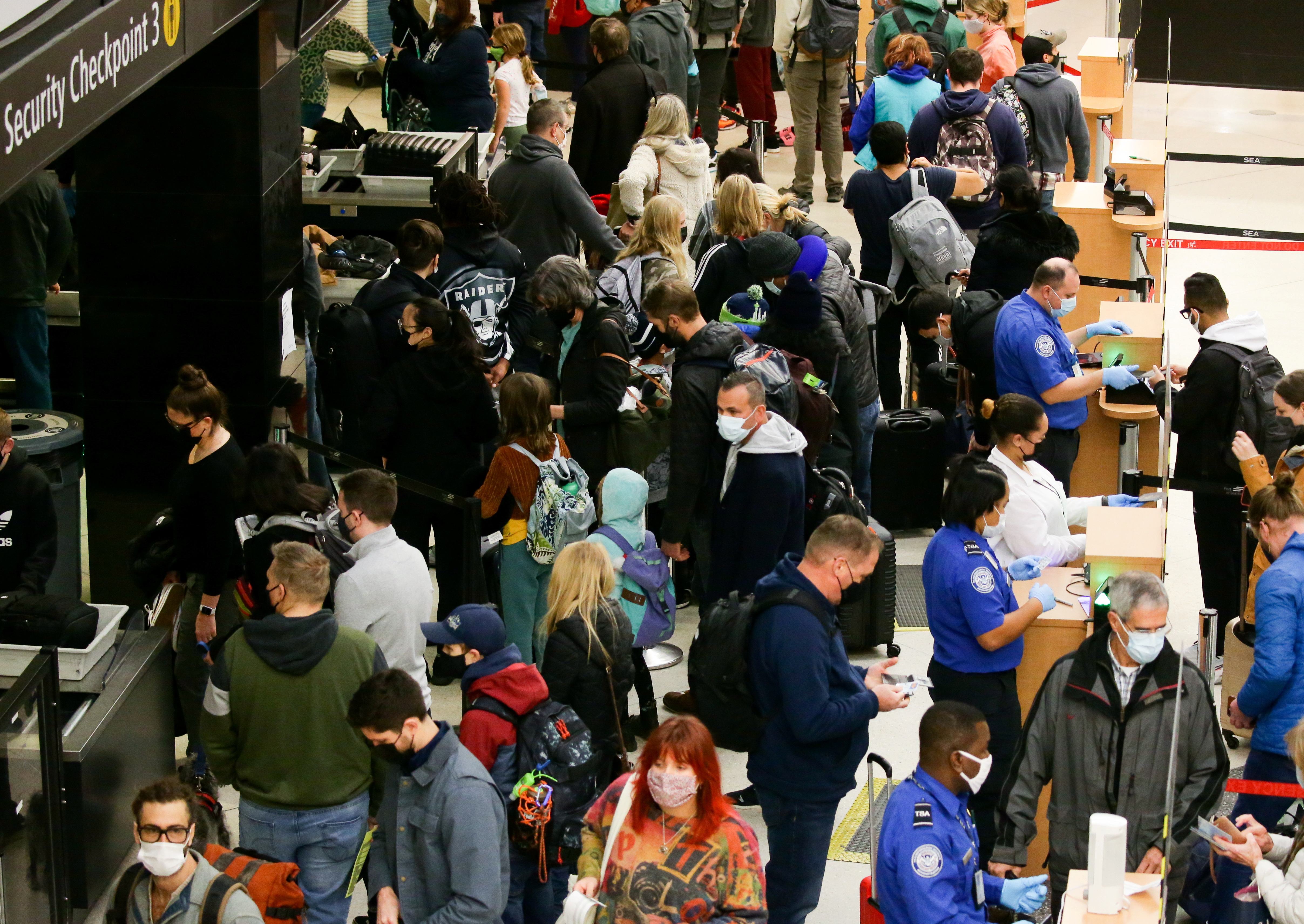 Udhëtarët presin të përpunohen përmes një postblloku sigurie në Aeroportin Ndërkombëtar Seattle-Tacoma përpara festës së Falënderimeve në Seattle, Uashington, SHBA, 24 nëntor 2021. REUTERS/Lindsey Wasson