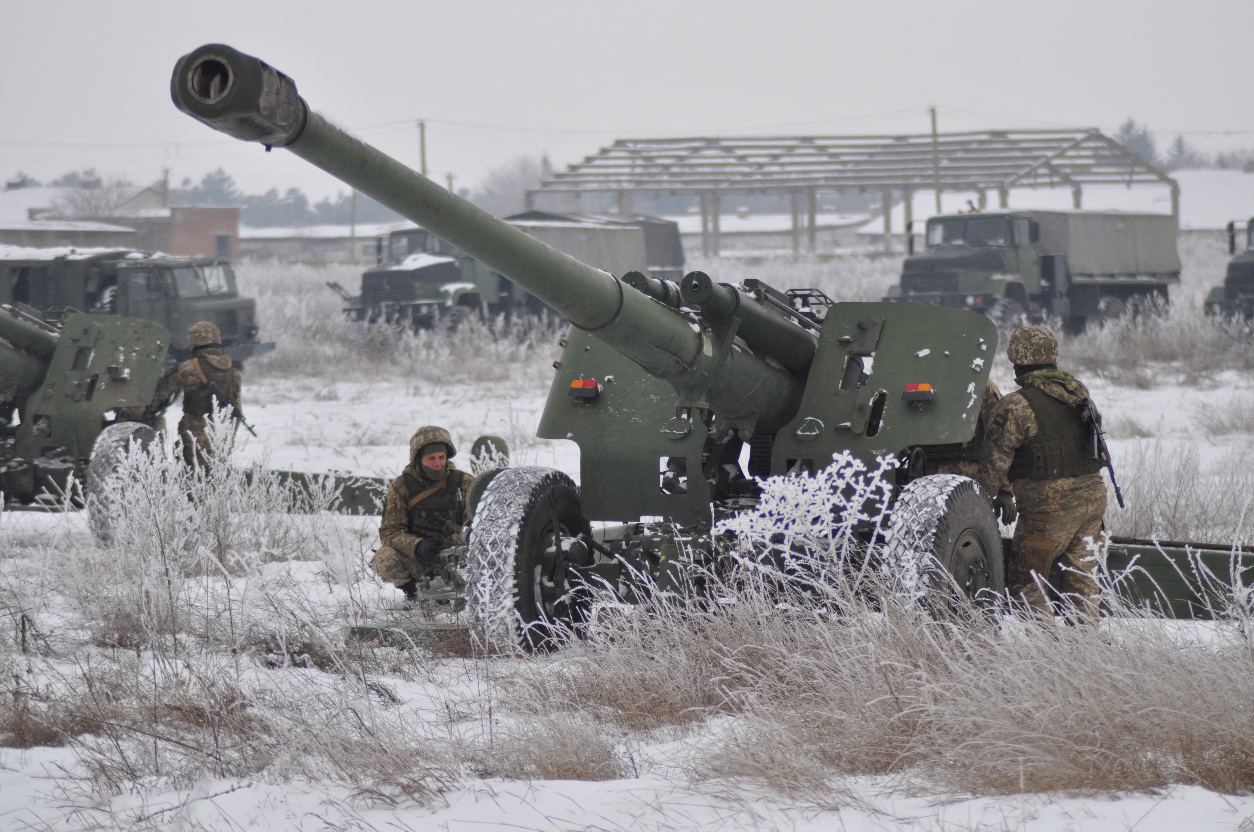 Ukrainian service members hold drills in the Kherson region