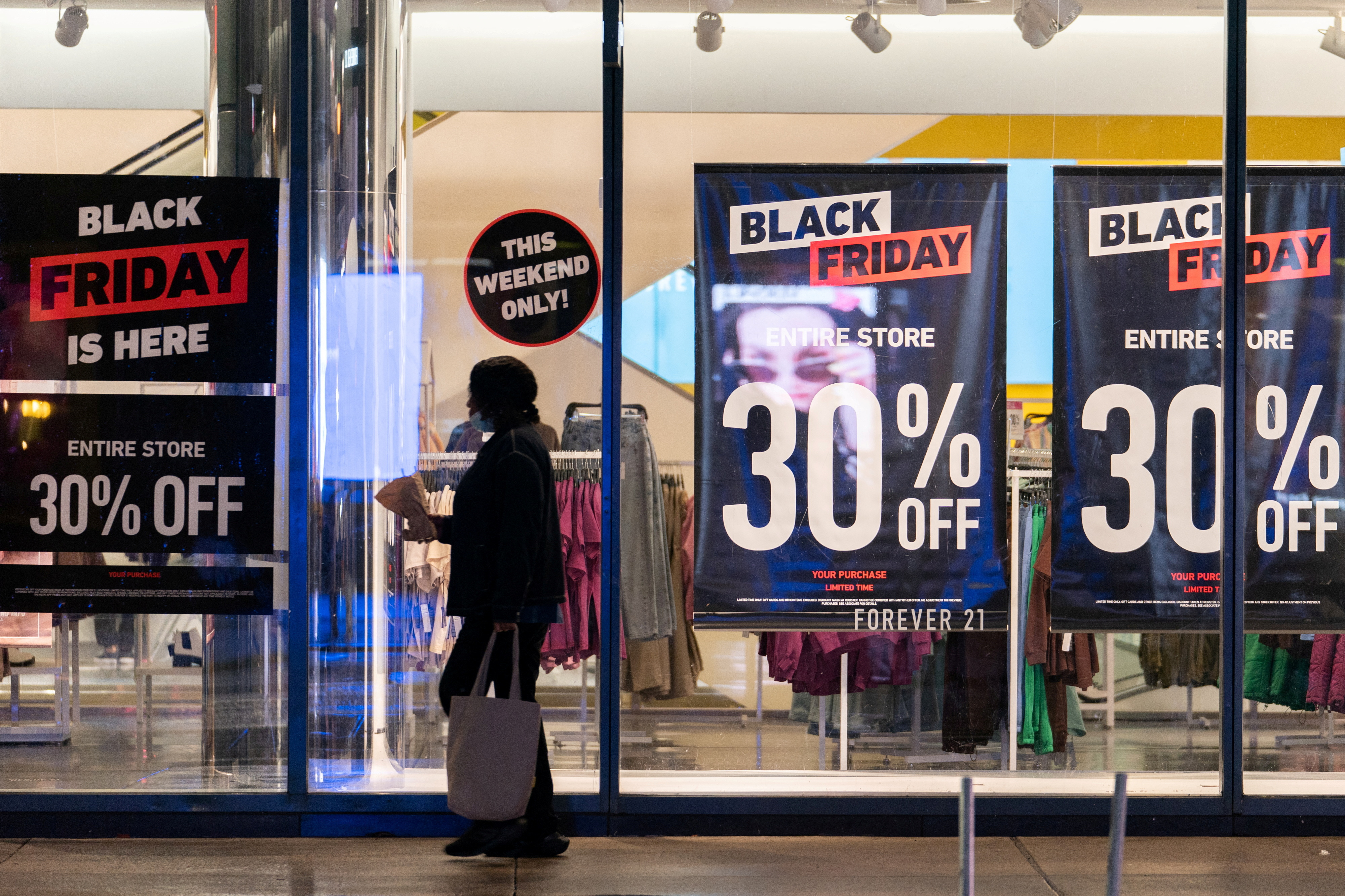 Thin Black Friday crowds mark U.S. holiday shopping kickoff