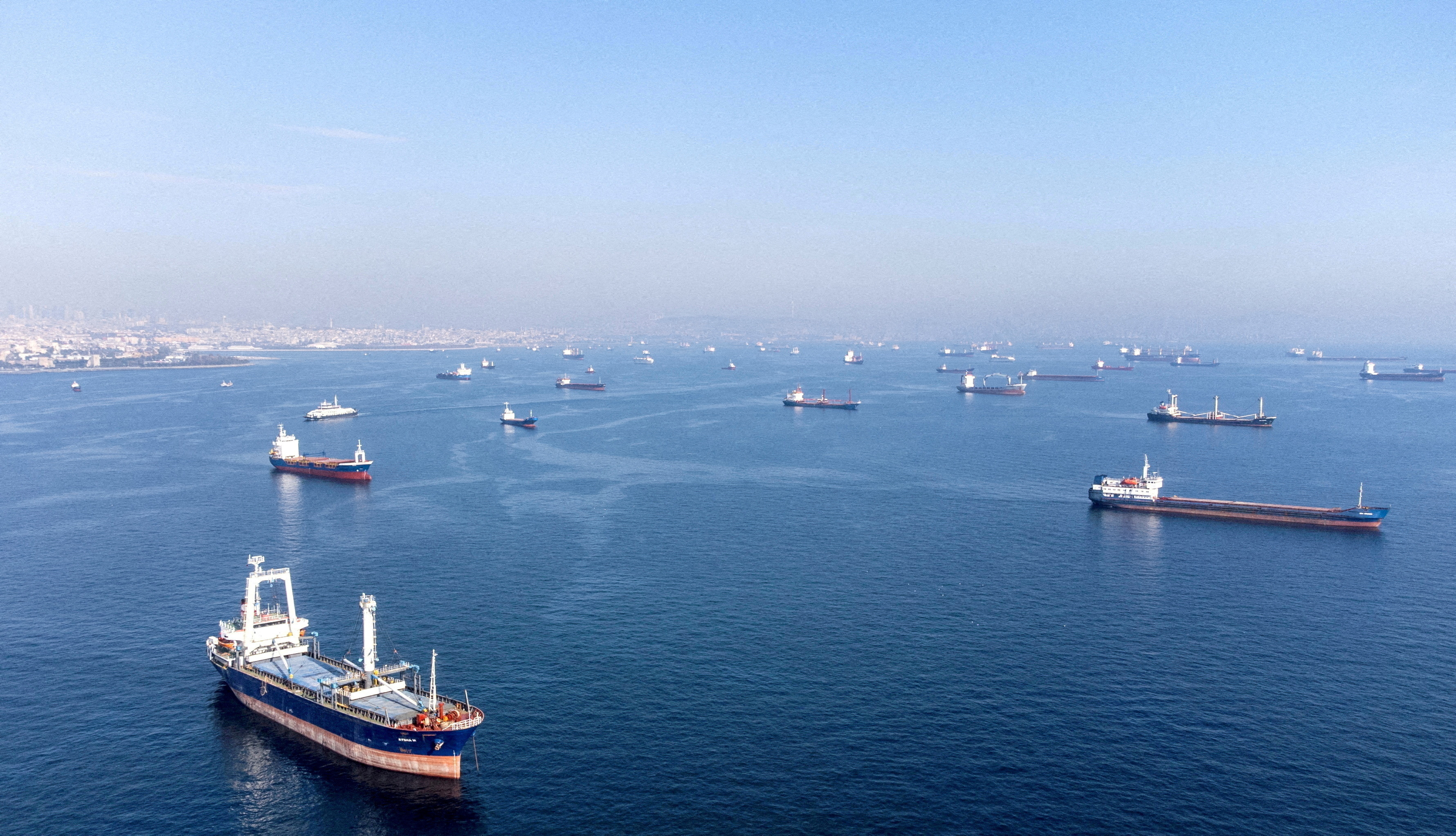 Los buques comerciales, incluidos los que forman parte del acuerdo de granos del Mar Negro, esperan para pasar el estrecho del Bósforo frente a las costas de Yenikapi en Estambul, Turquía.