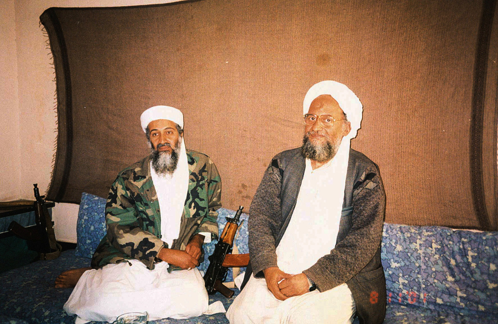 Osama bin Laden met adviseur Ayman al-Zawahiri tijdens interview