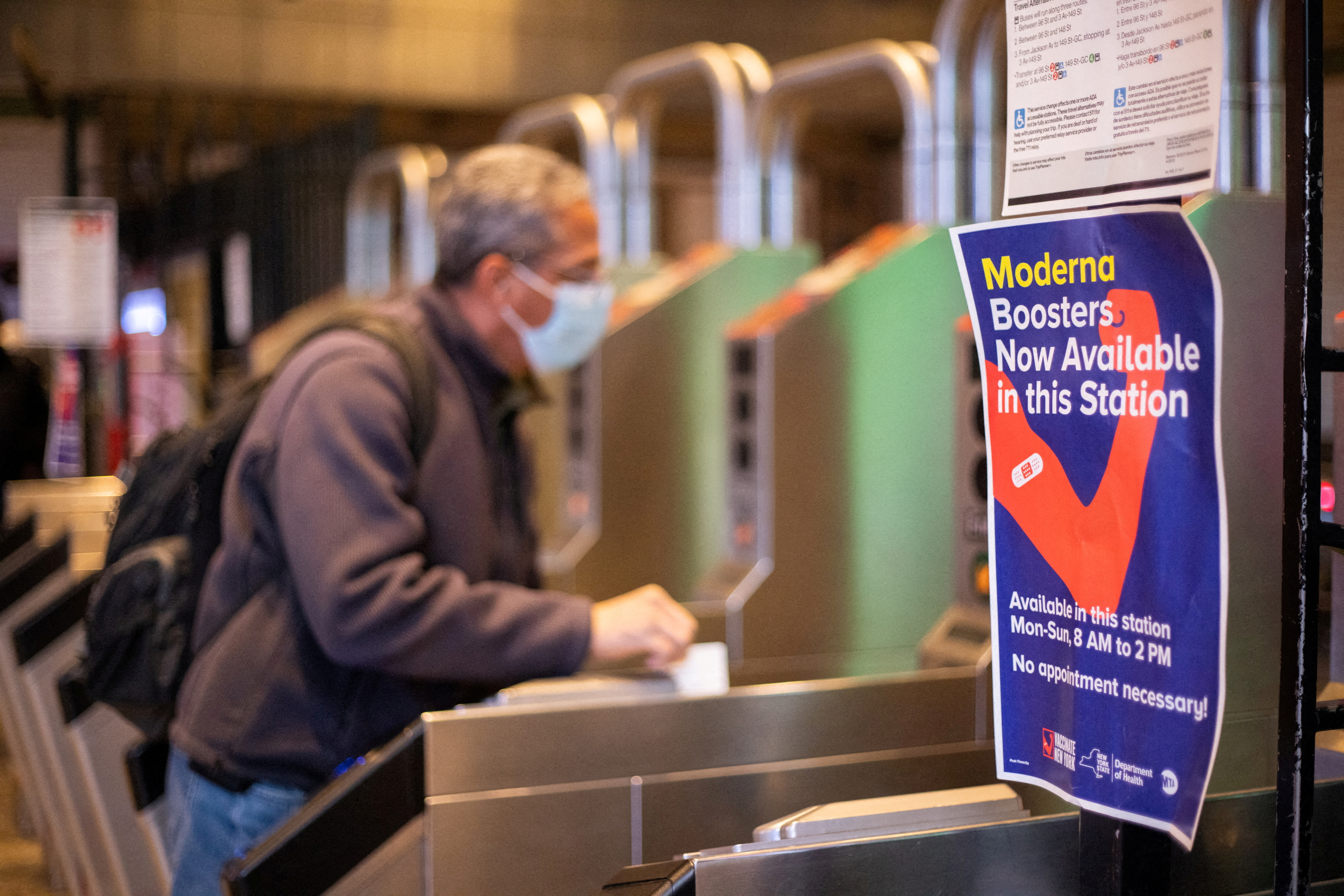 Un hombre pasa junto a un letrero de vacunas COVID-19 en la estación de metro de Times Square mientras la variante del coronavirus Omicron continúa propagándose en Manhattan, Nueva York, EE. UU., 27 de diciembre de 2021. REUTERS / Jeenah Moon