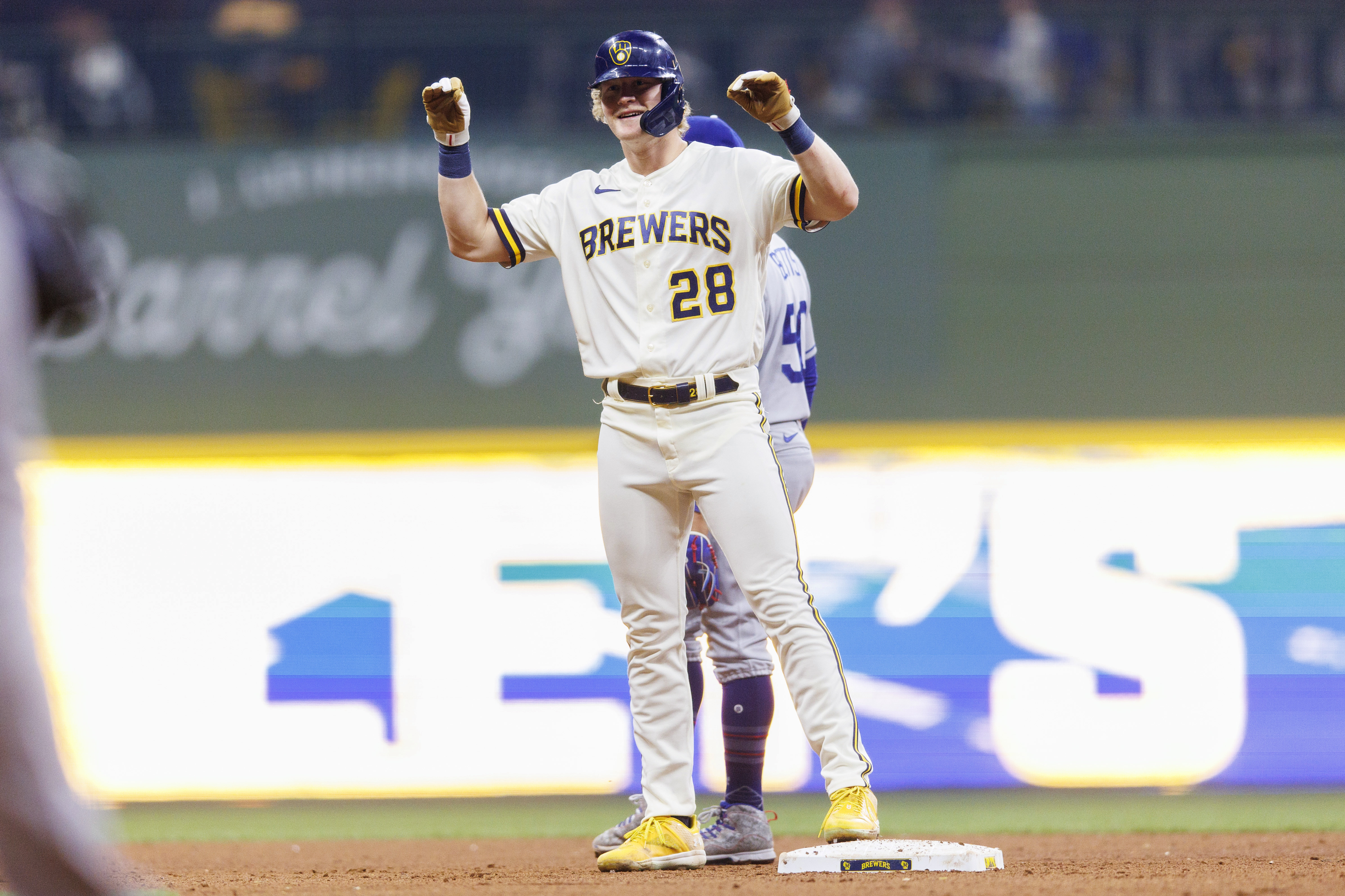 Brewers cool off red-hot Dodgers to open series