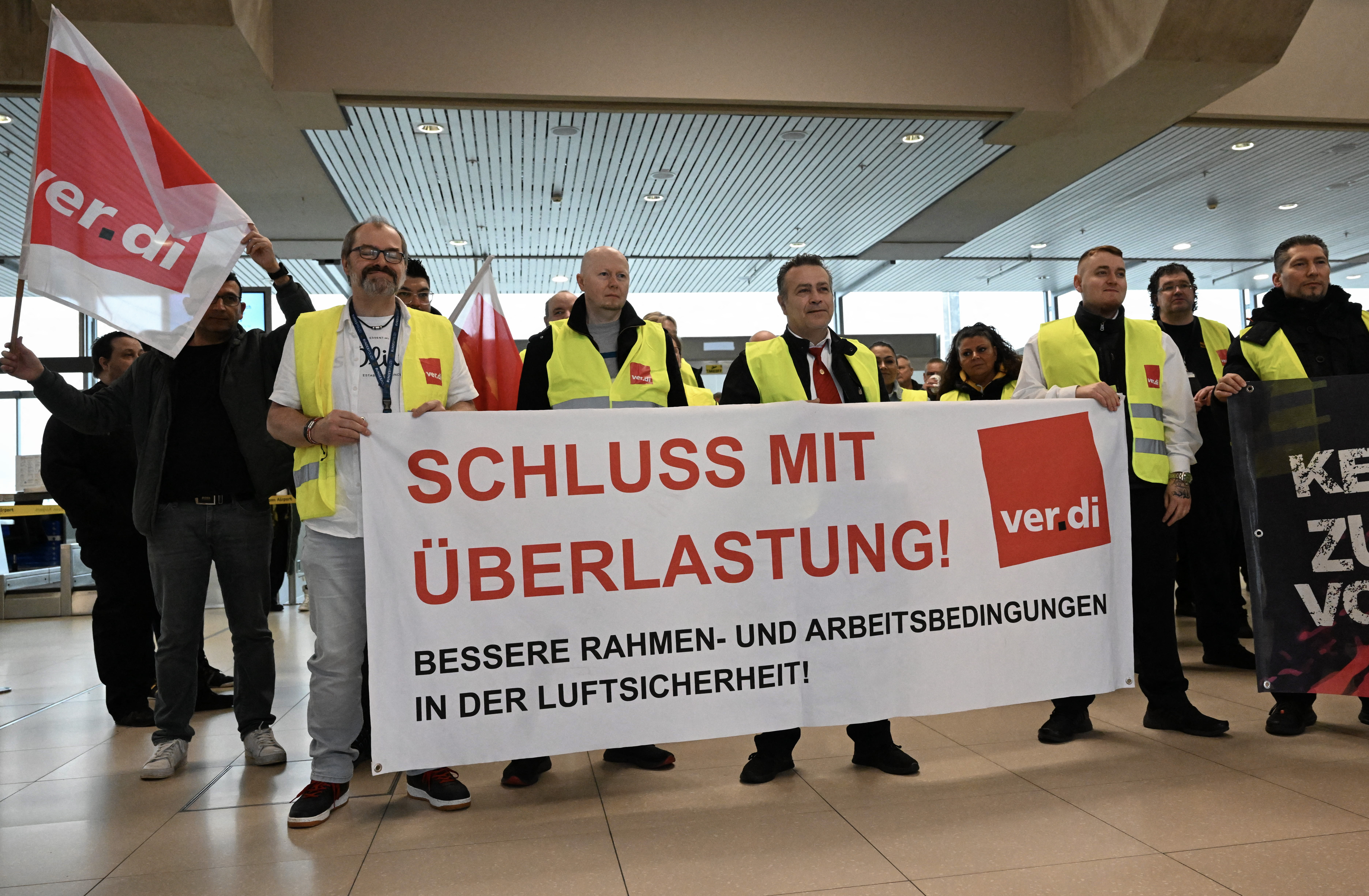 Жизнь в германии 2024. Забастовка в Германии. Забастовка в германских аэропортах. Германия забастовка рабочих. Выборы в Германии.