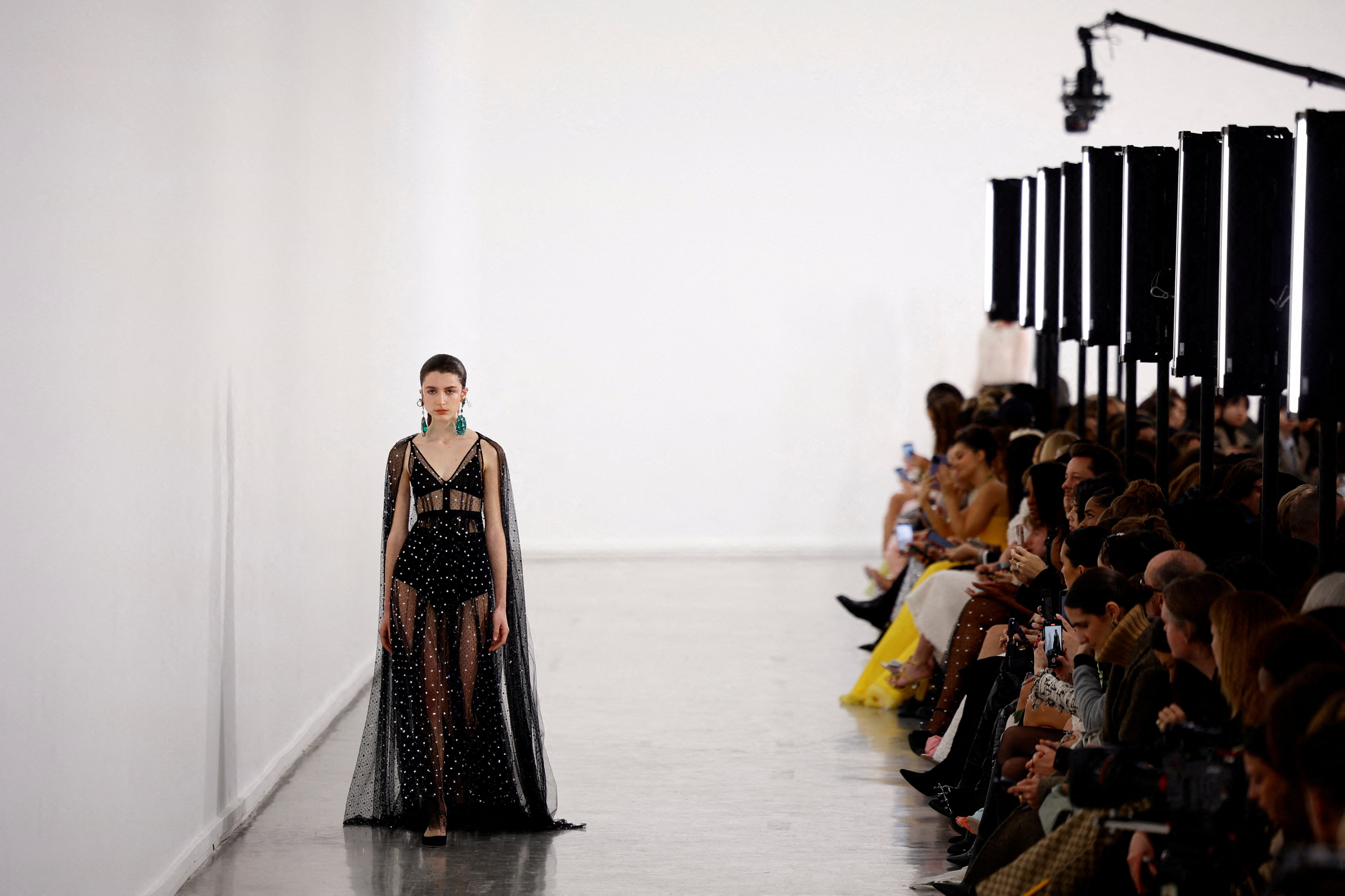 Paris Fashion Week: livestream the Fall-Winter 2023-2024 Haute Couture shows  
