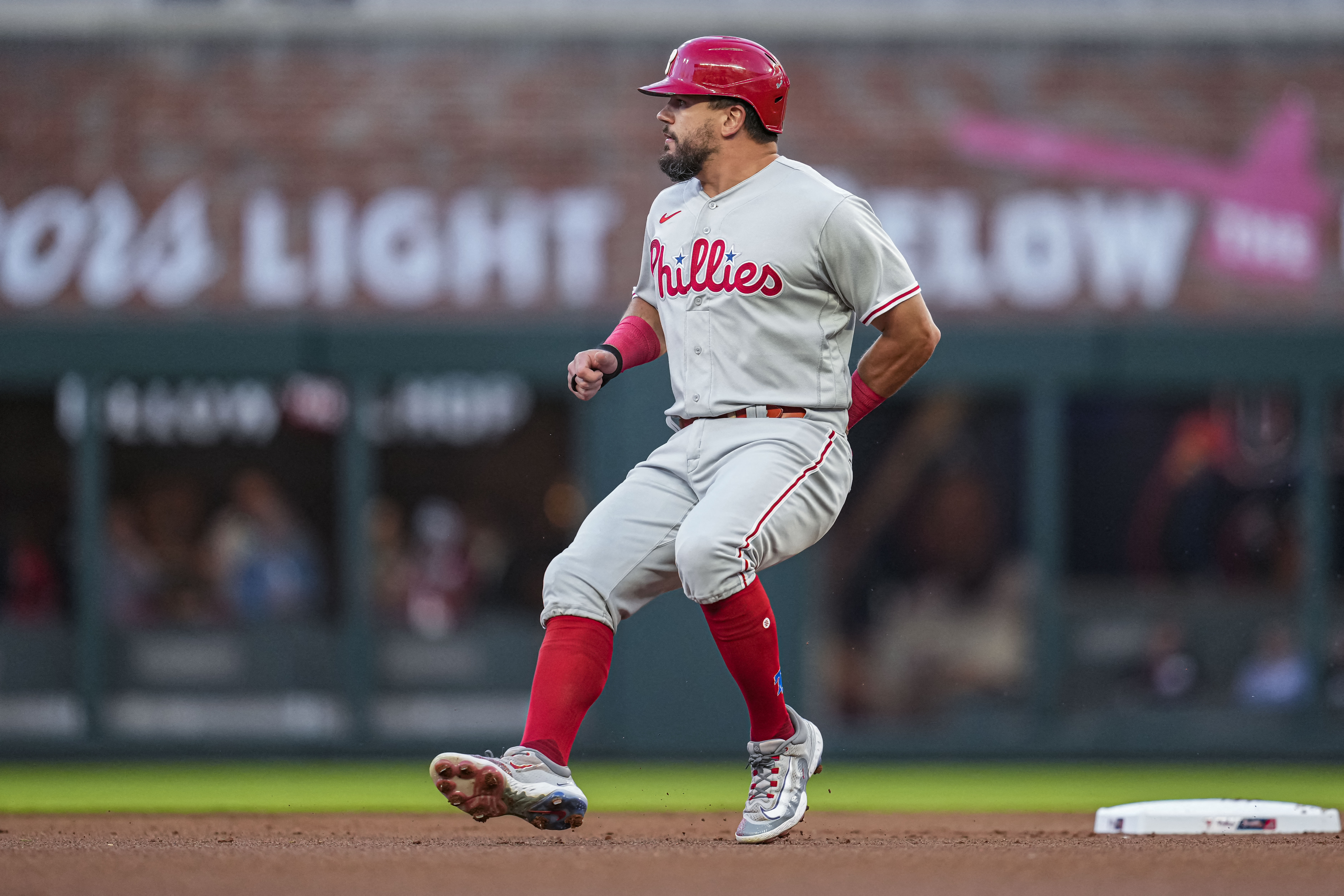 Braves smack 5 HRs in 15-3 rout of Phillies