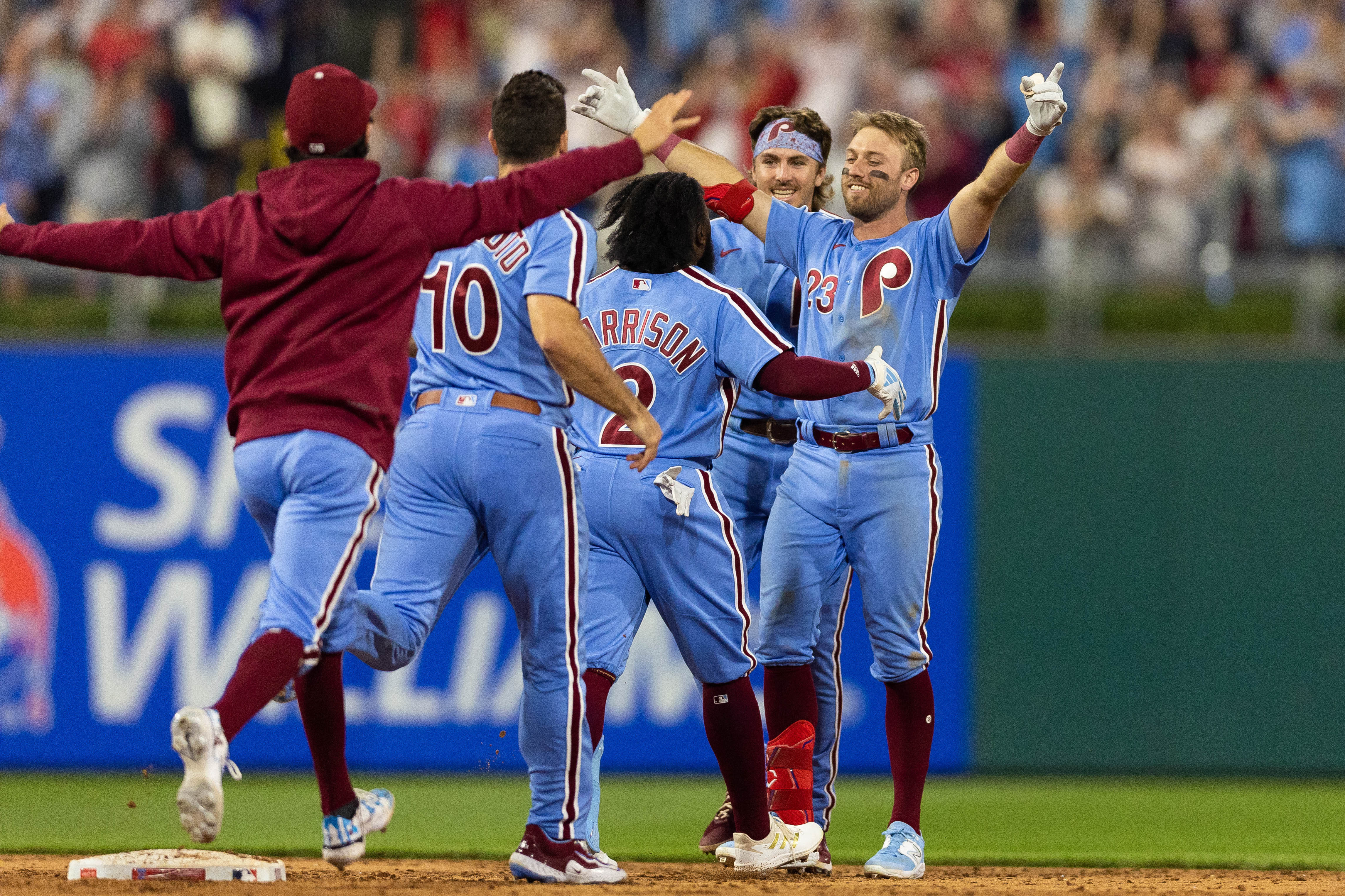 Phillies lose late lead, rally to finish 3-game sweep of Tigers