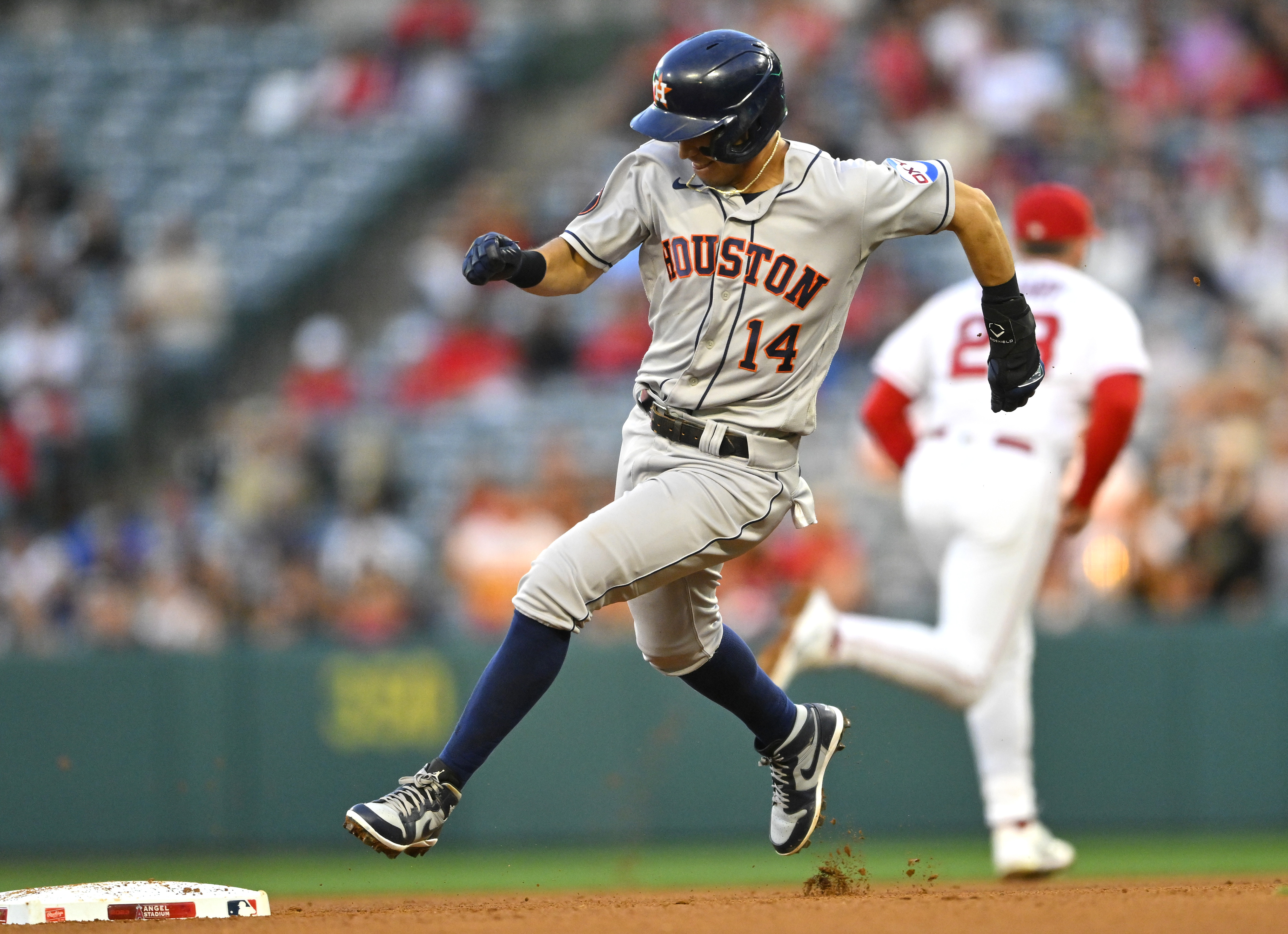 Late rally pushes Angels past Astros