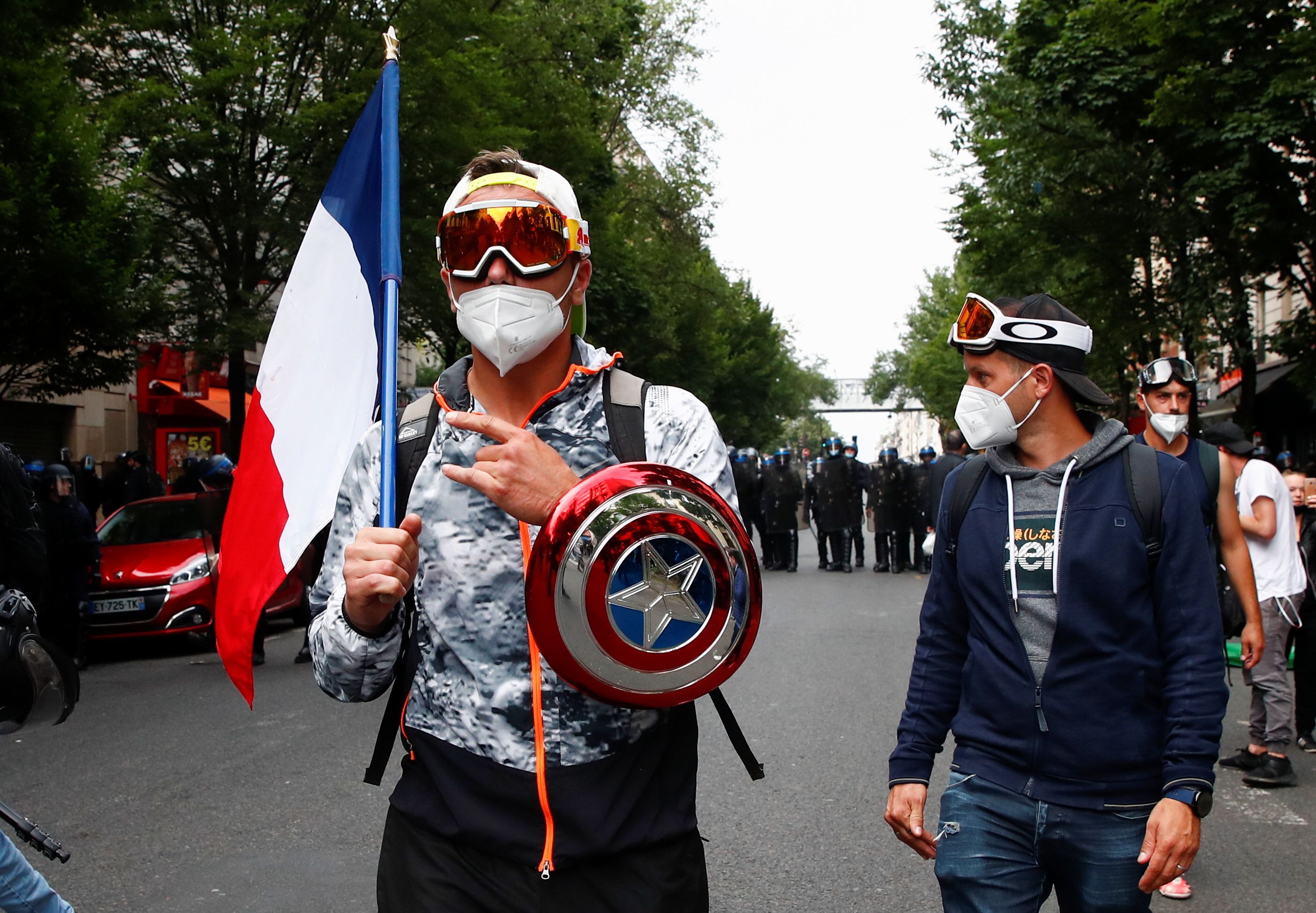 Los manifestantes participan en una protesta contra las nuevas medidas anunciadas por el presidente francés Emmanuel Macron para combatir el brote de la enfermedad del coronavirus (COVID-19), en París, Francia, el 14 de julio de 2021. REUTERS / Gonzalo Fuentes