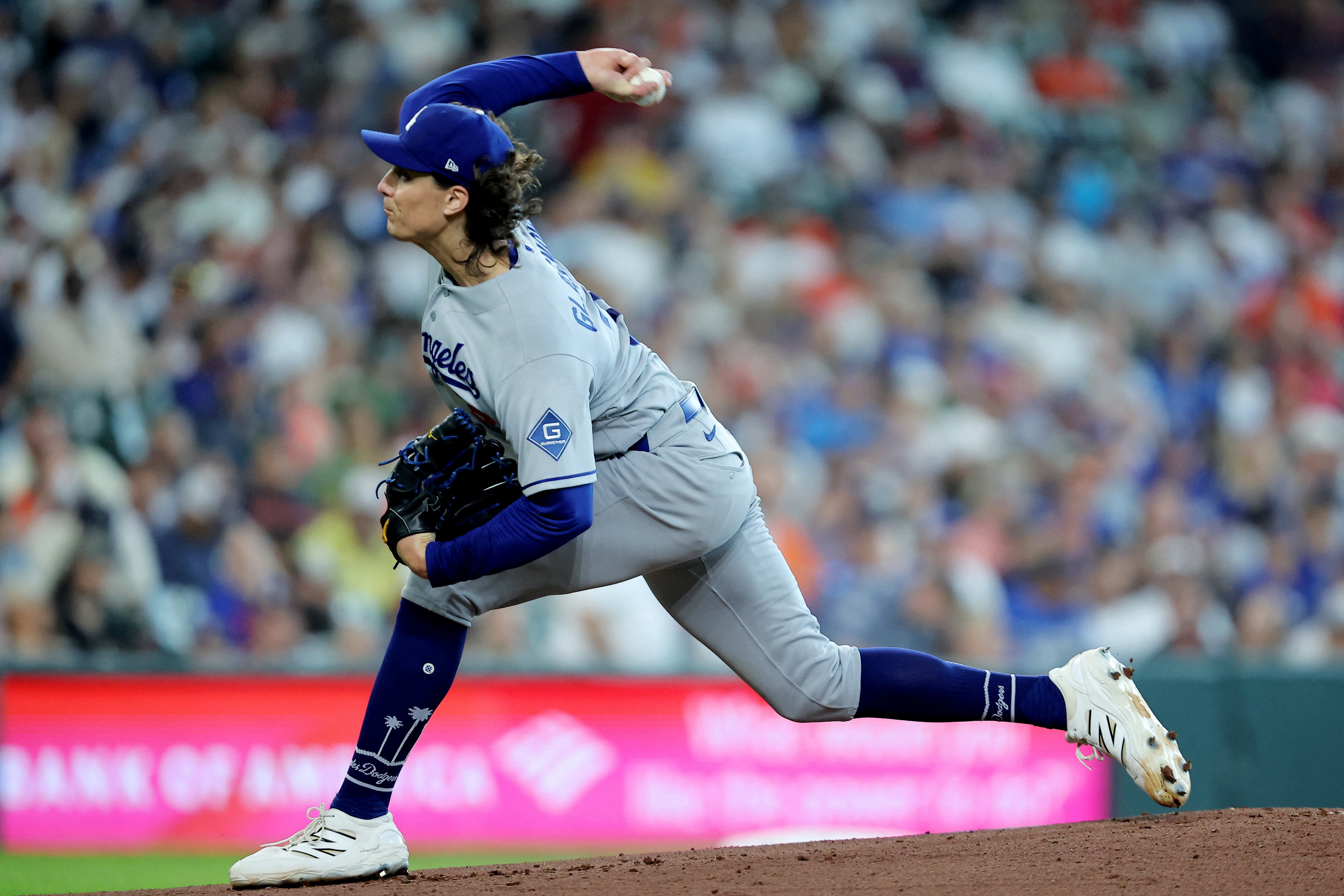 RHP Tyler Glasnow (back) exits Dodgers