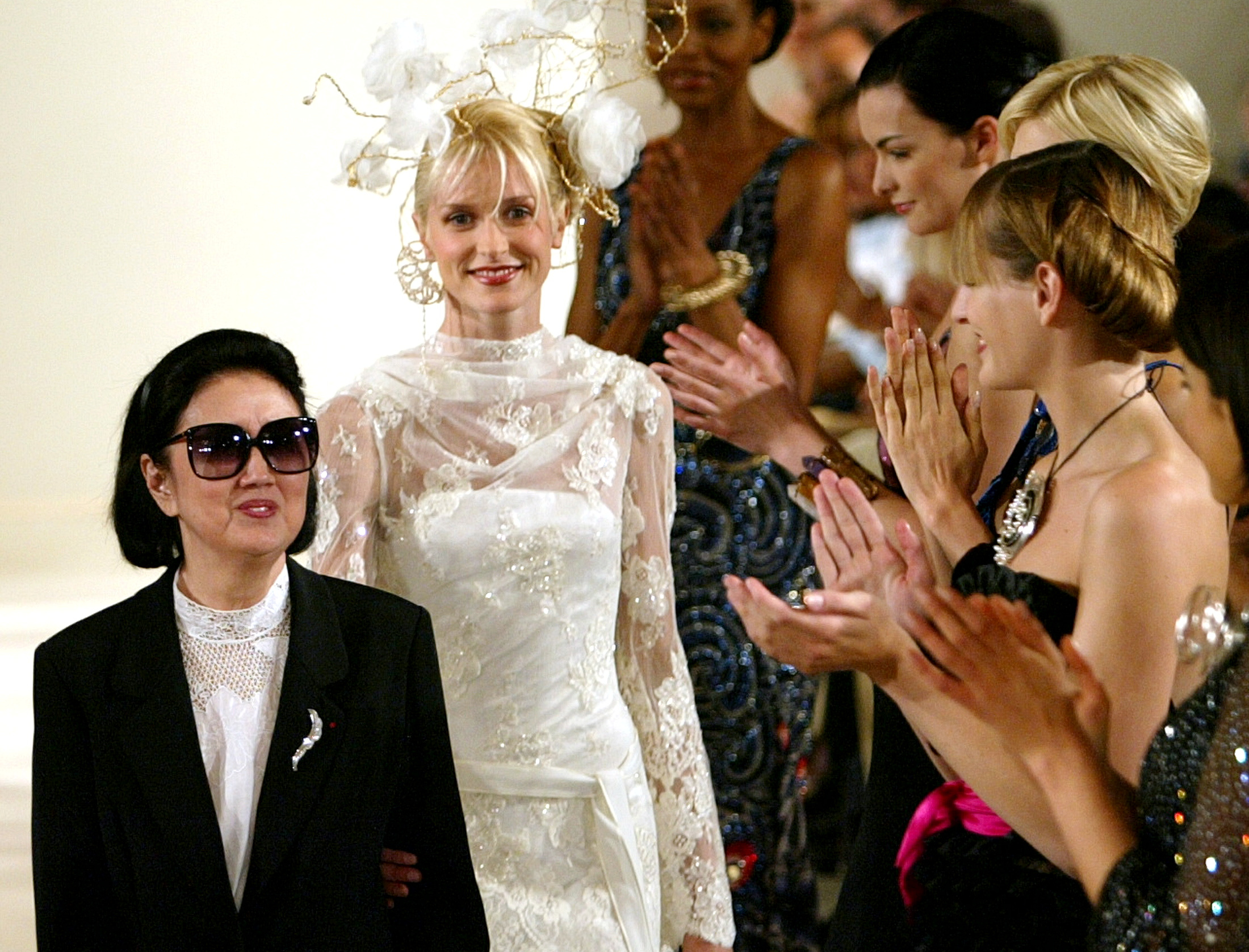 Models applaud Japanese designer Hanae Mori (L) at the end of her Haute Couture 2003-2004 Autumn-Win..