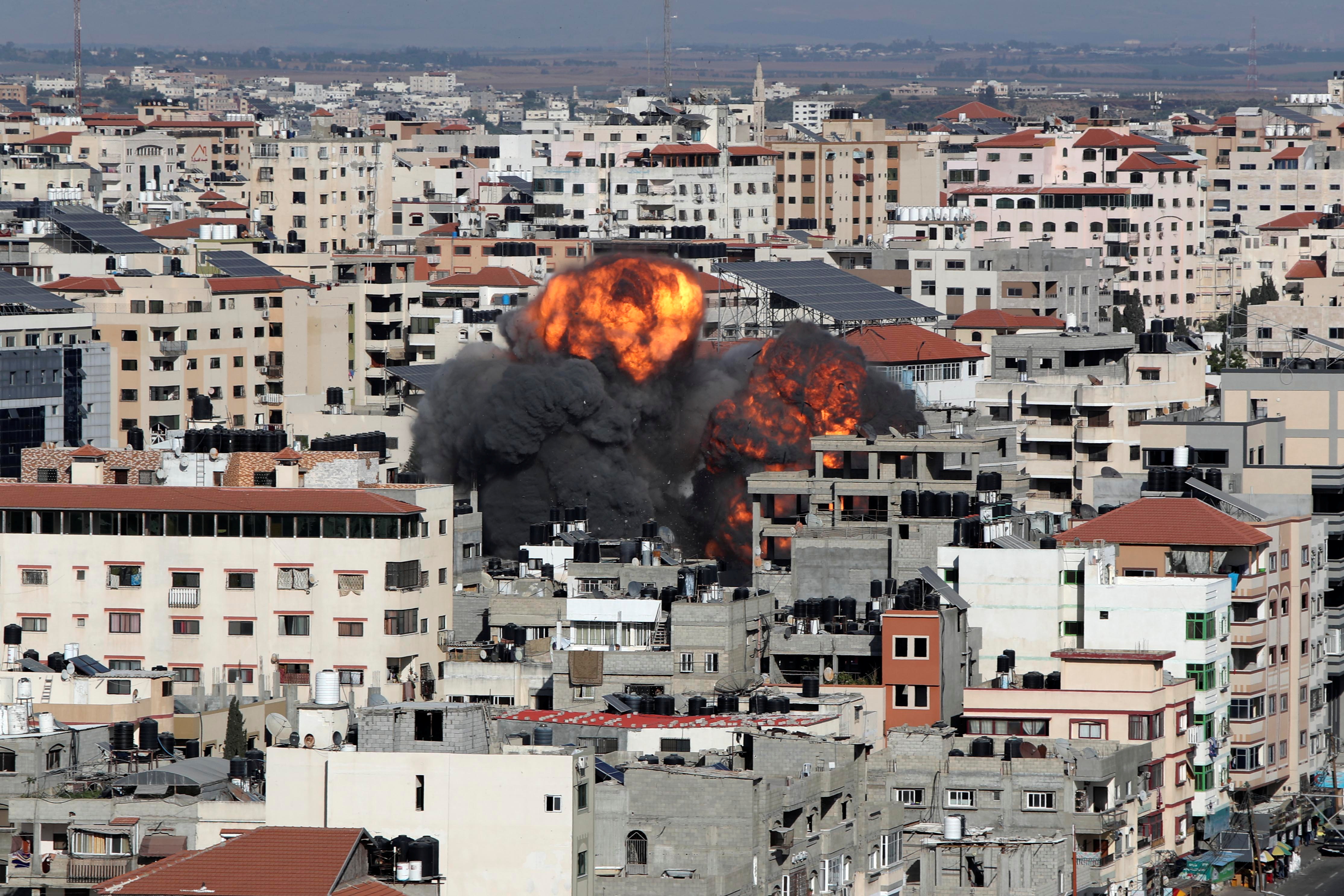 El humo y las llamas se elevan durante un ataque aéreo israelí, en medio de un estallido de violencia israelí-palestina, en la ciudad de Gaza el 14 de mayo de 2021. REUTERS / Mohammed Salem