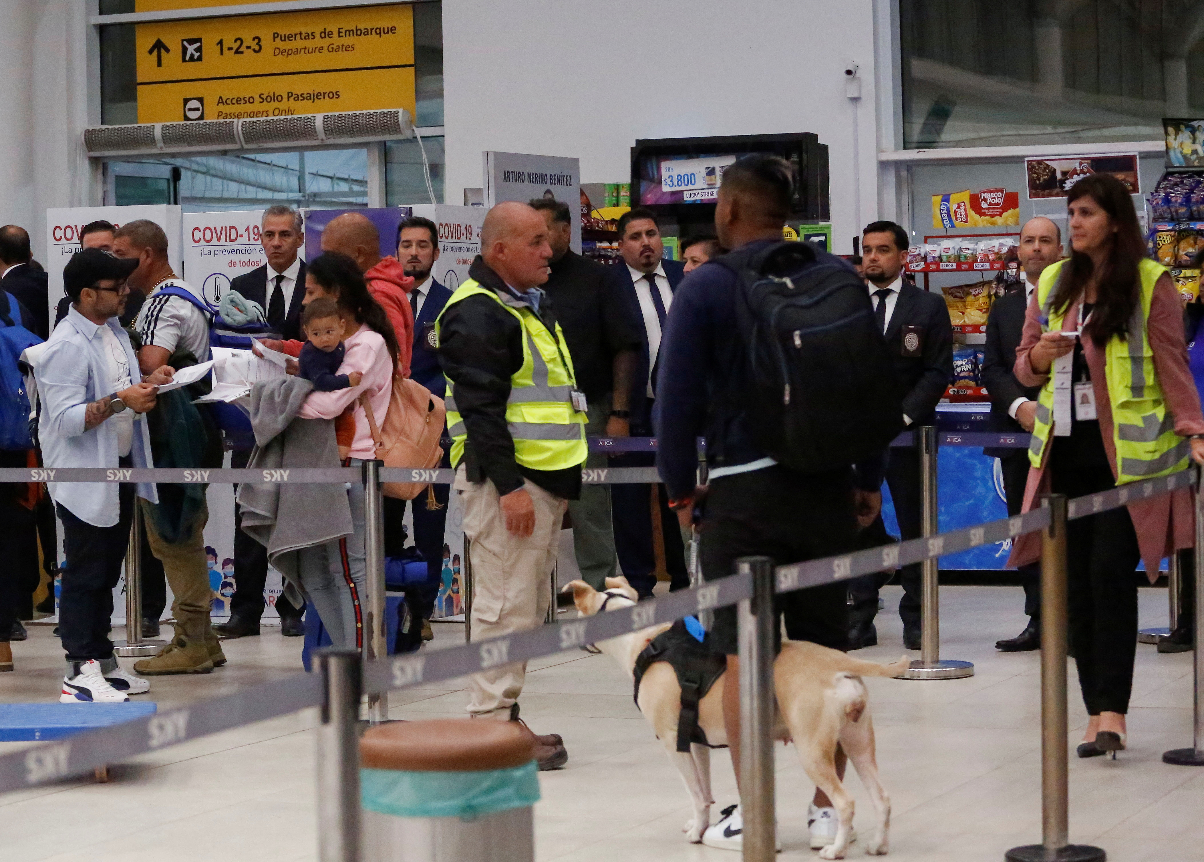 Venezolanos en el limbo de la frontera chileno-peruana parten en vuelo de regreso a casa