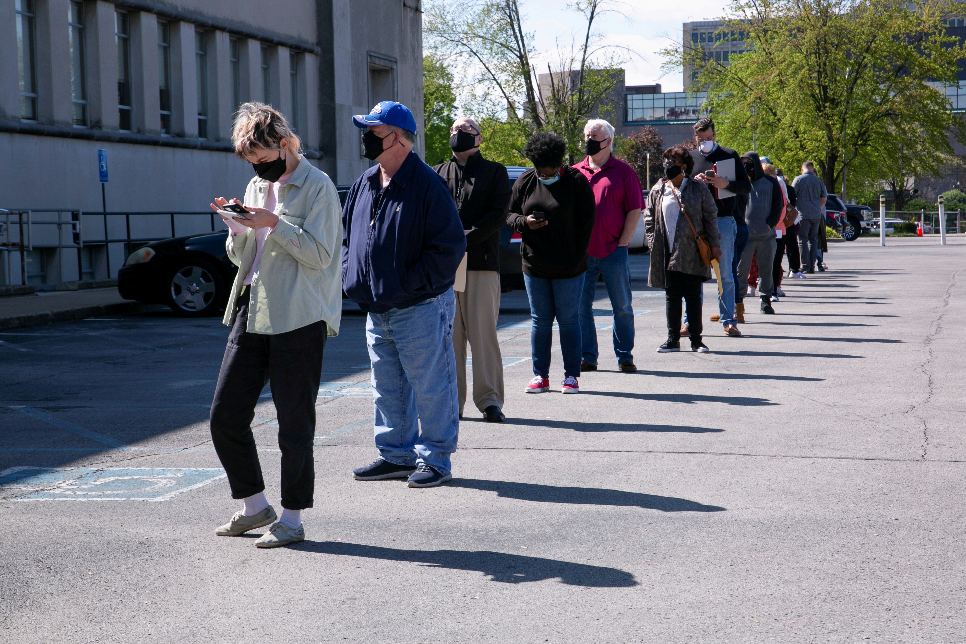People line up outside a newly reopened career center for in-person appointments in Louisville, U.S., April 15, 2021.  REUTERS/Amira Karaoud/File Photo