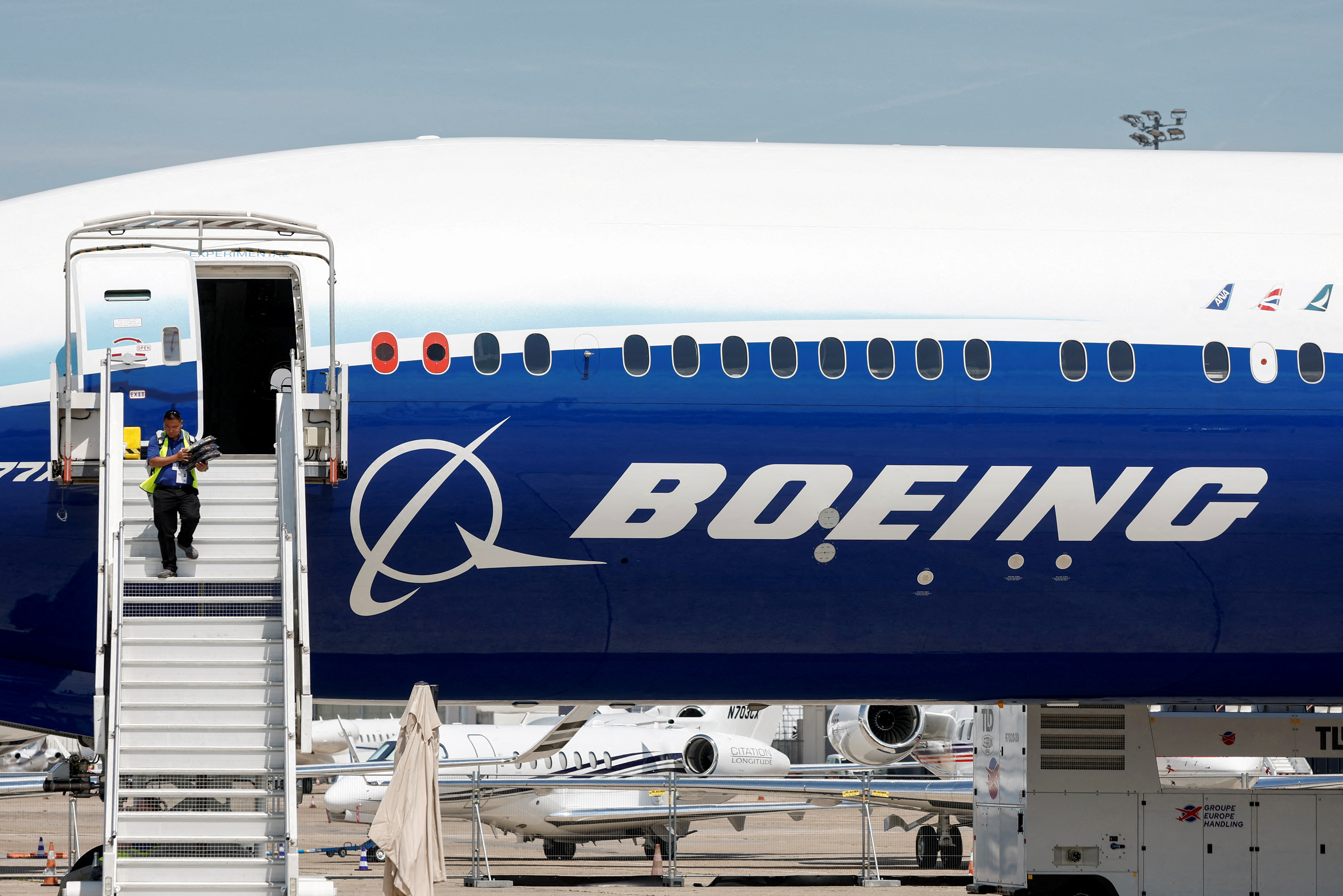 Boeing starts issuing layoff notices as planemaker trims 10% of workforce |  Reuters