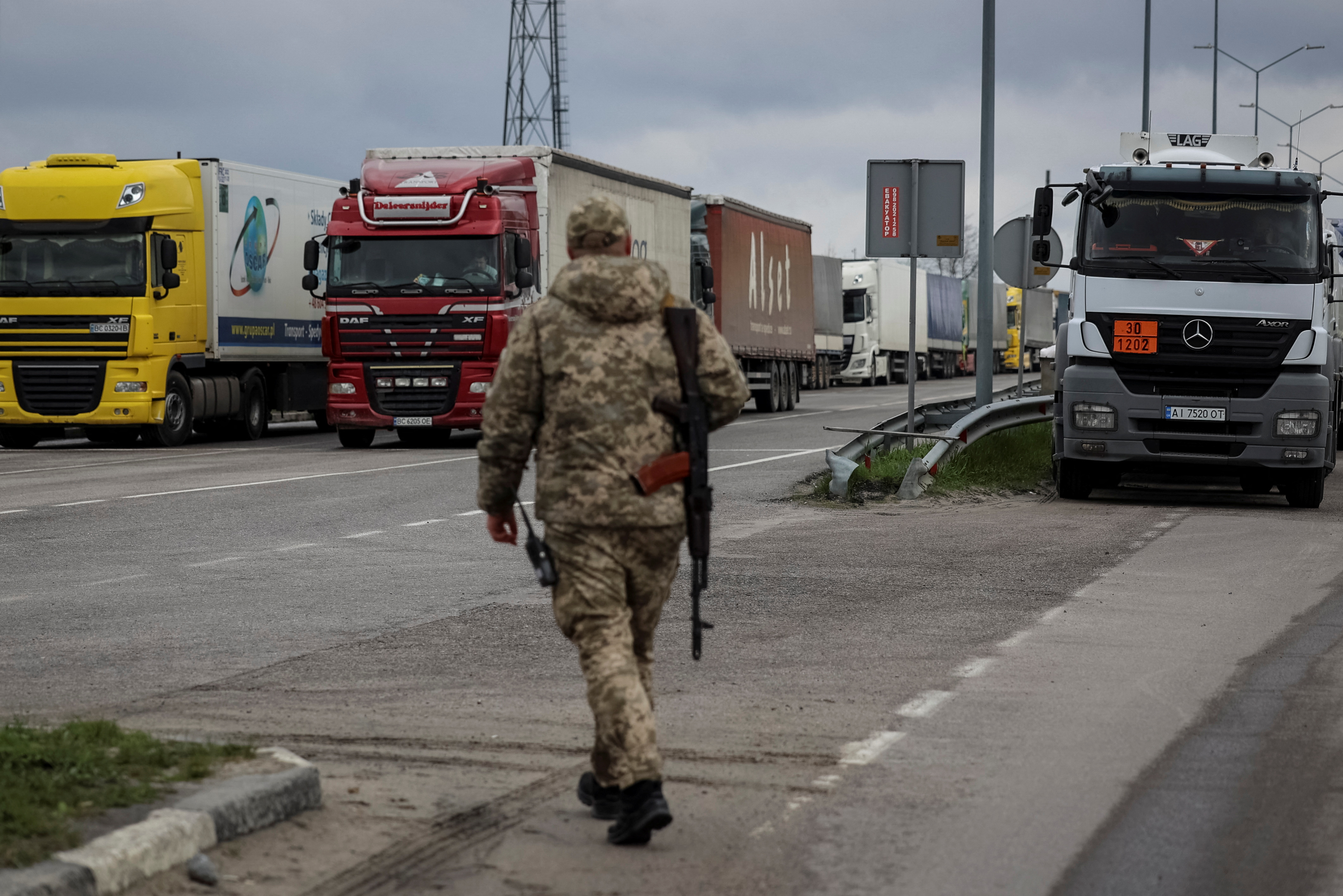 Ciężarówki czekają na przekroczenie granicy ukraińsko-polskiej na punkcie kontrolnym Rawa-Ruska