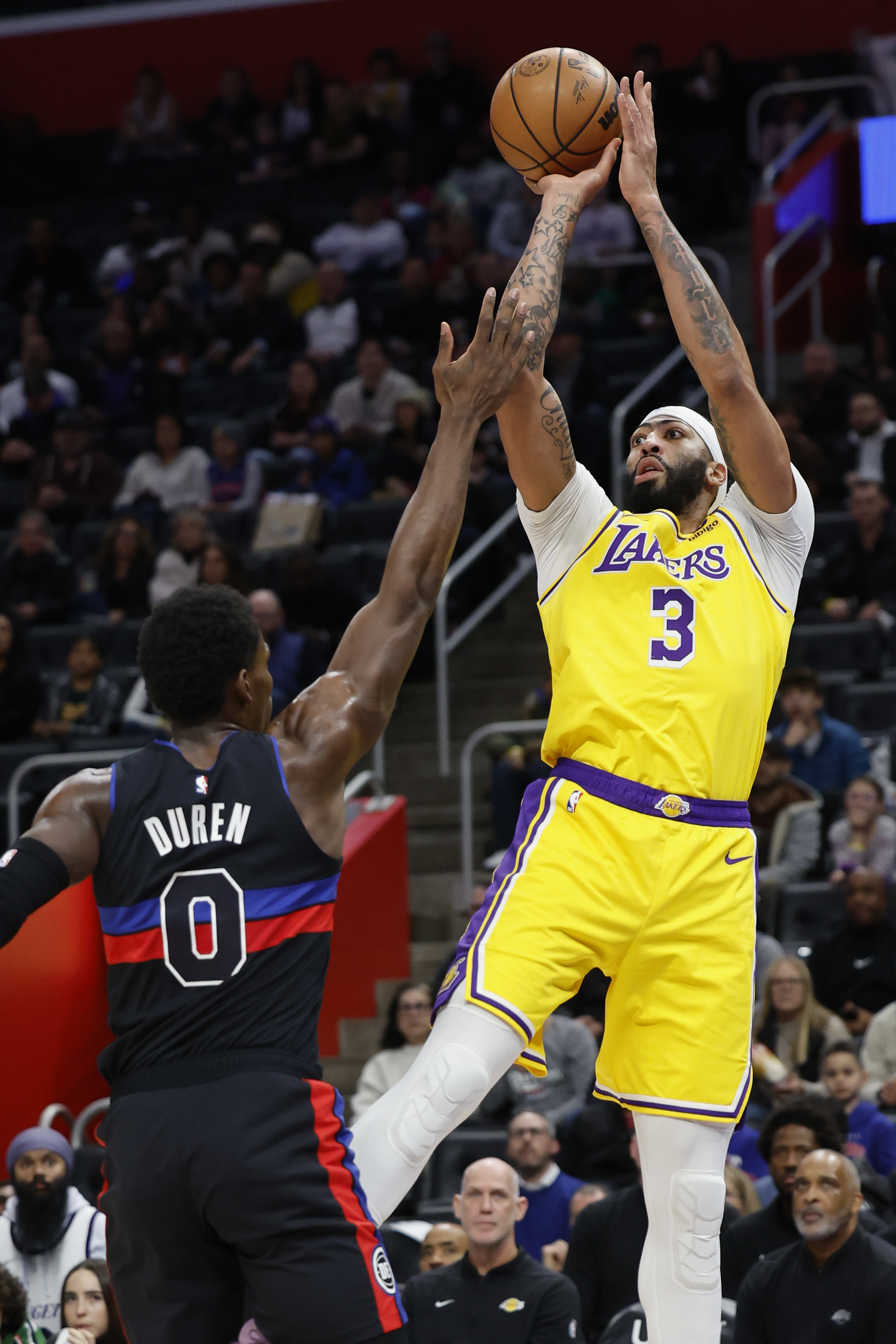 Lakers pin Pistons with recordbreaking 15th straight loss Reuters