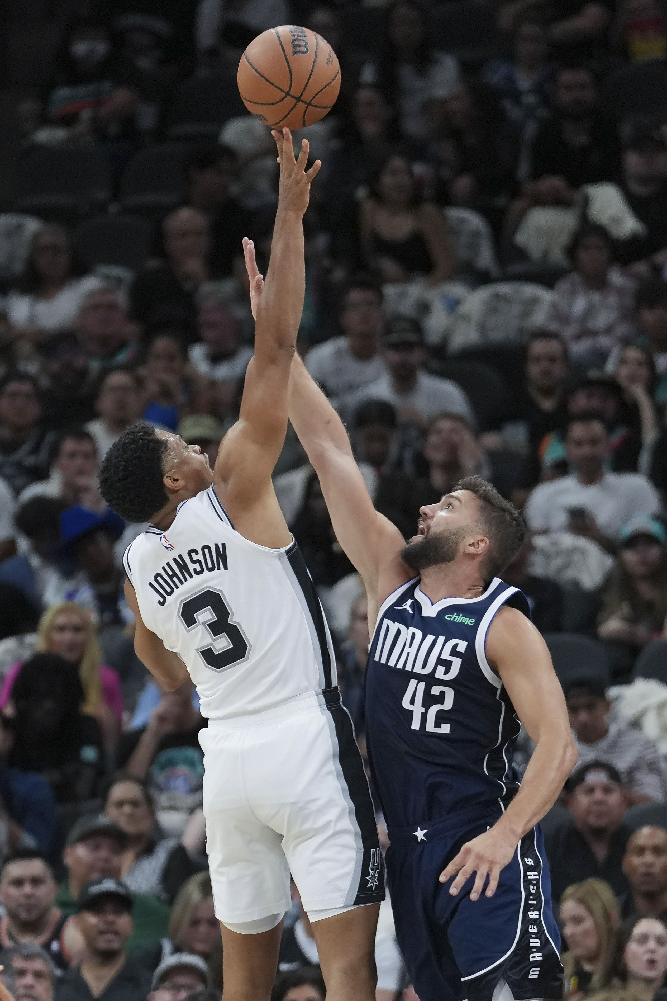 PHOTO: Luka Doncic's Teammate Kicked 7'4 Victor Wembanyama in The Face Amid  Shambolic Debut Start Before Last Ditch Efforts Fall Short -  EssentiallySports