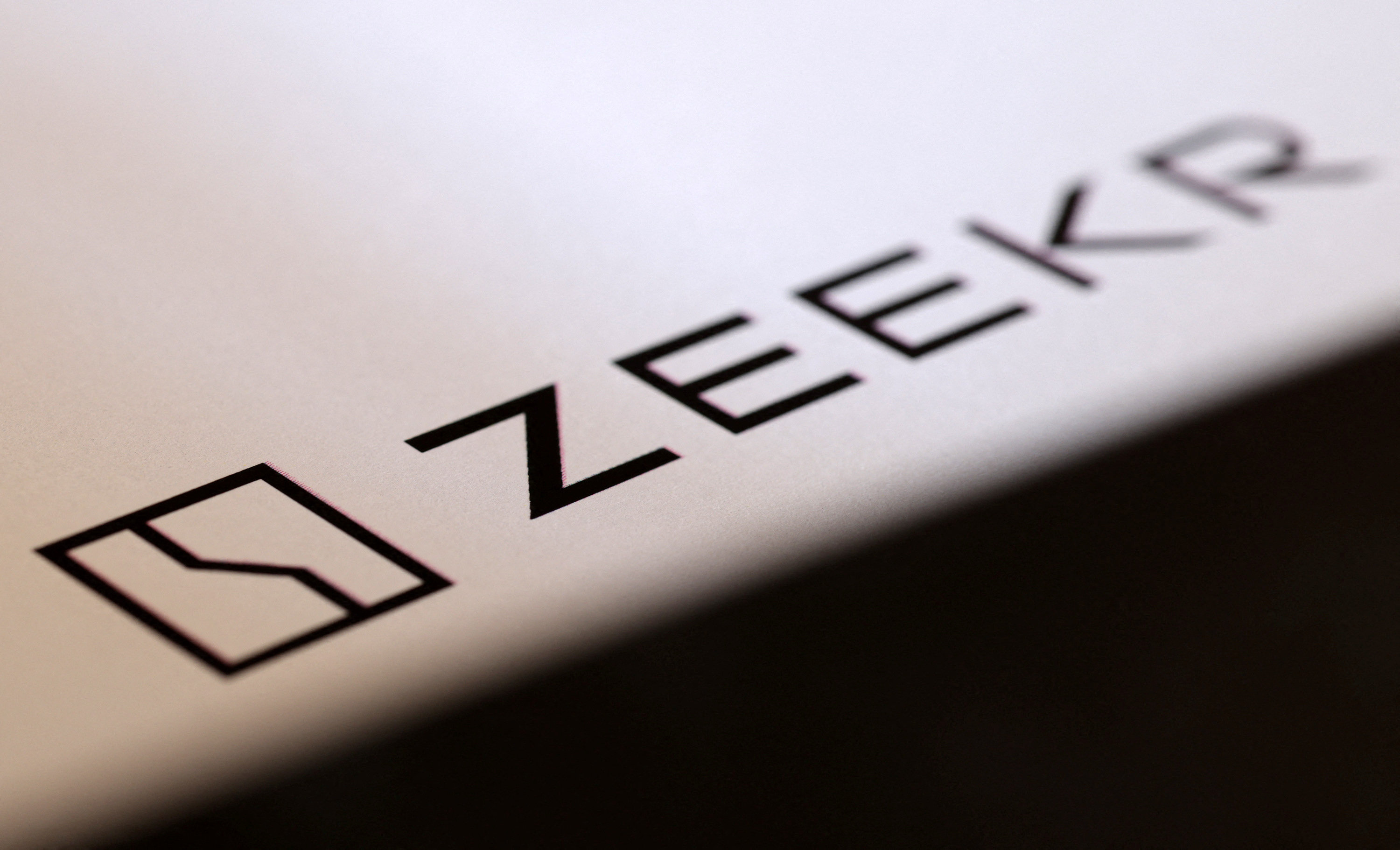 吉利と小鵬、運転操作不要の「レベル3」EV販売開始へ | ロイター